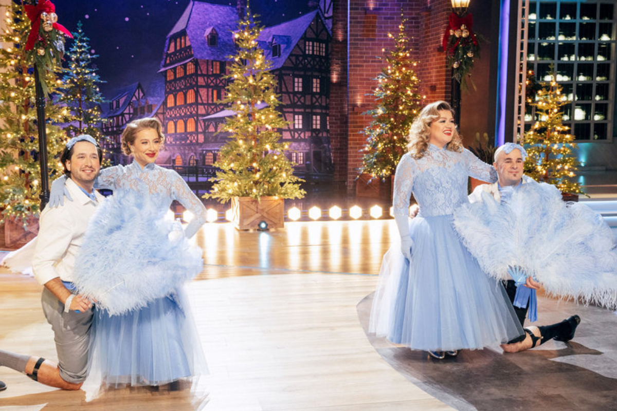 Kelly Clarkson, Jessi Collins perform on "The Kelly Clarkson Show"