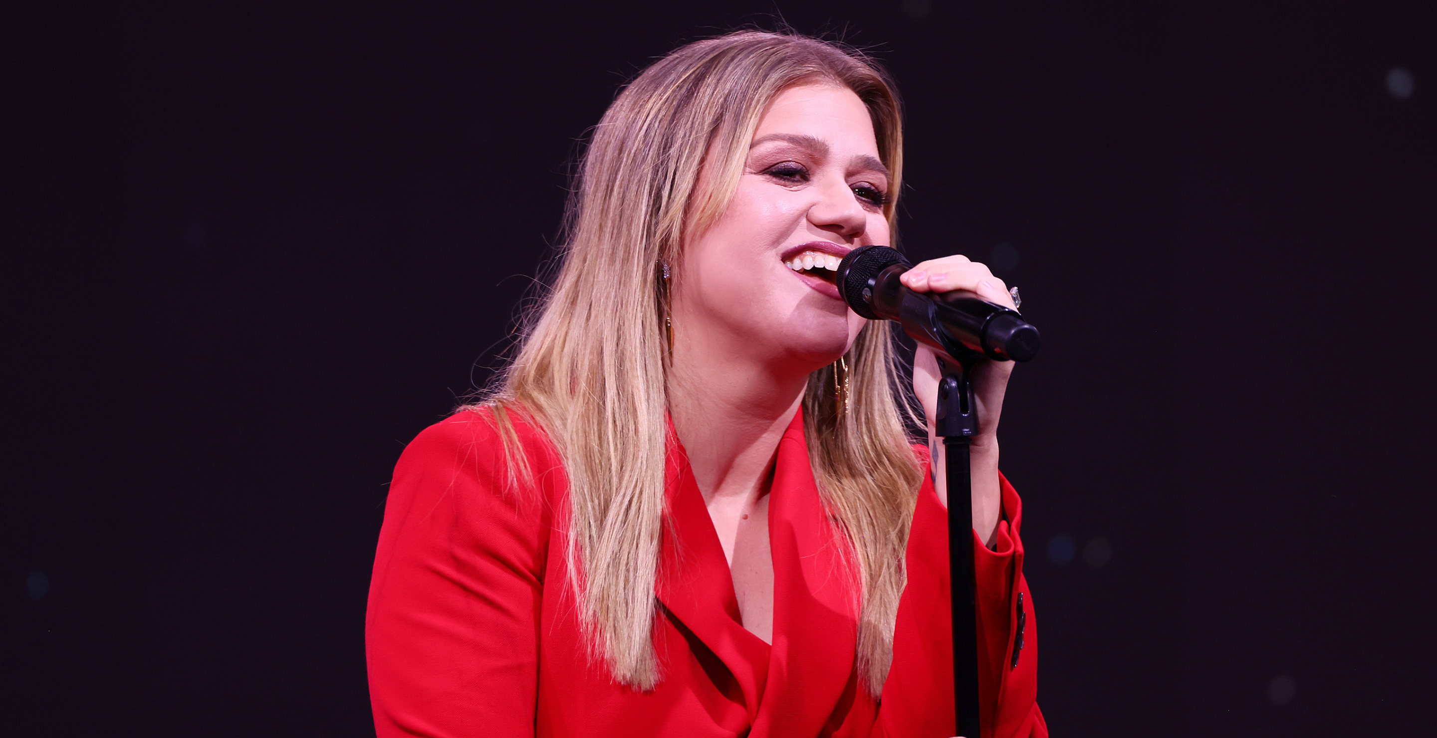 Kelly Clarkson performs onstage during the SiriusXM Next Generation: Industry & Press Preview at The Tisch Skylights at The Shed on November 08, 2023 in New York City.