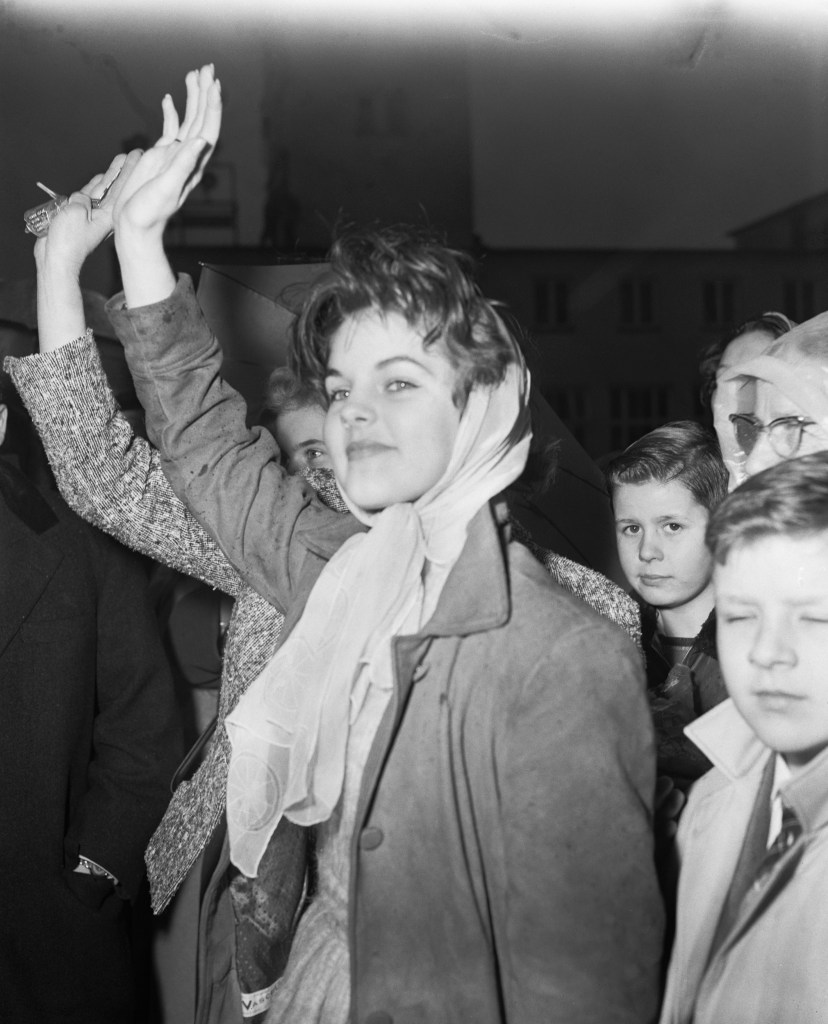 Elvis Presley's girlfriend Priscilla Beaulieu waves goodbye to Elvis as he departs from Rhine-Main air base February 2, 1960 to return to the United States after serving 18 months in the United States Army. Frankfurt, Germany. | Location: Rhine-Main Air Base, Frankfurt, Germany.