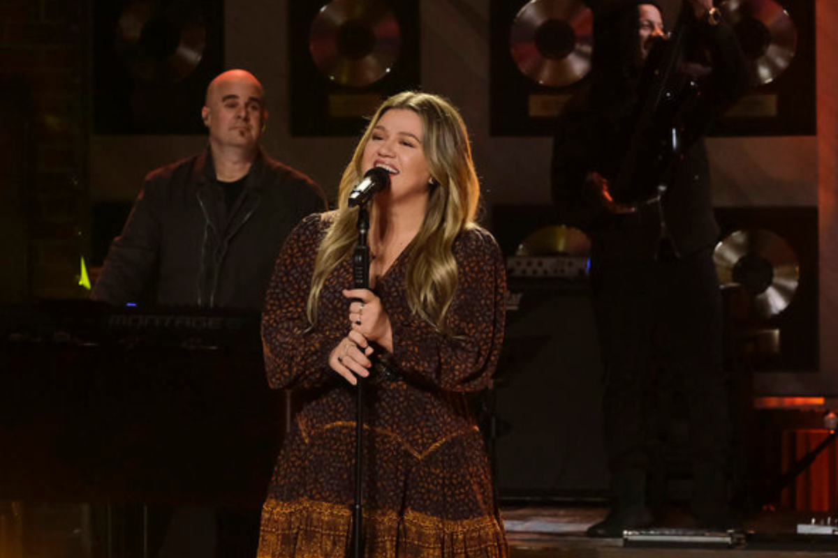 Kelly Clarkson performs on "The Kelly Clarkson Show"