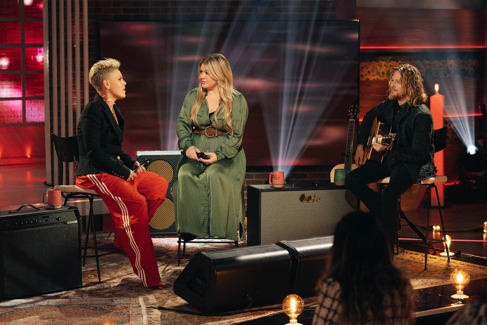 THE KELLY CLARKSON SHOW -- Episode J098 -- Pictured: (l-r) P!nk, Kelly Clarkson, Justin Derrico