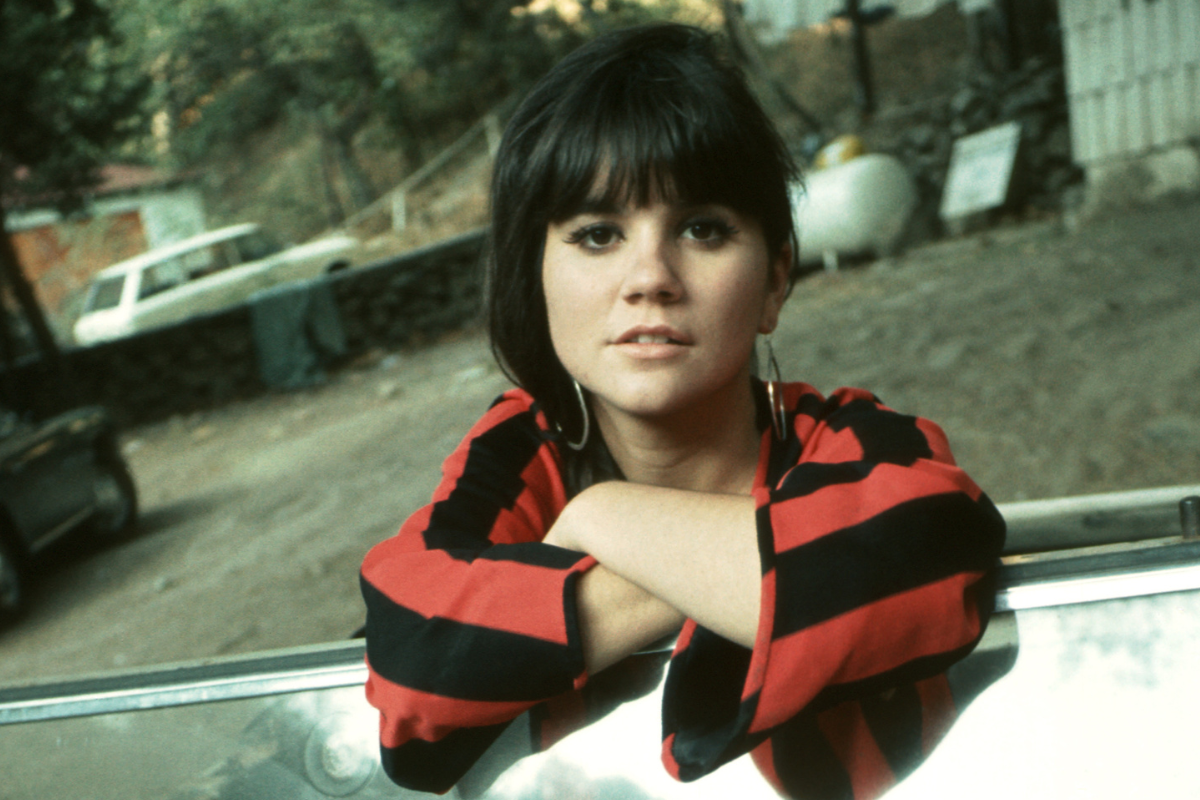 CIRCA 1970: Photo of Linda Ronstadt
