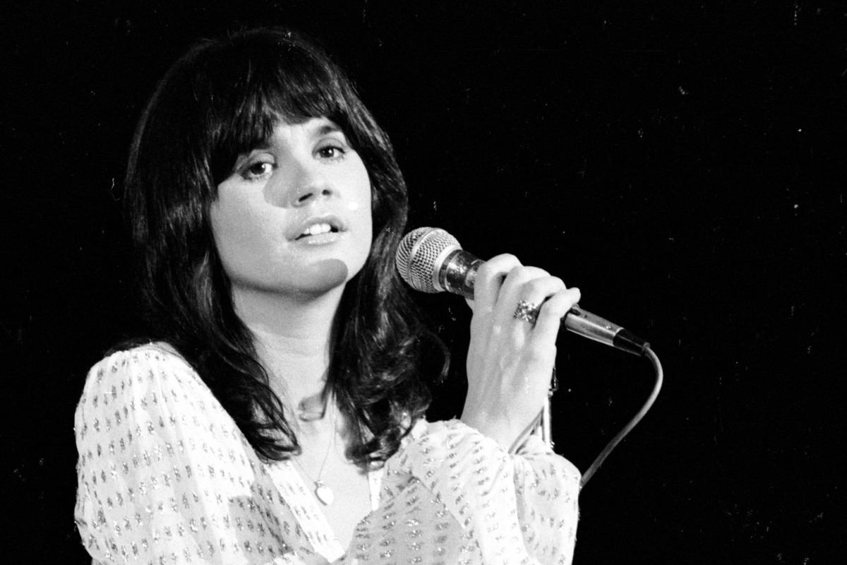 CIRCA 1970: Photo of Linda Ronstadt