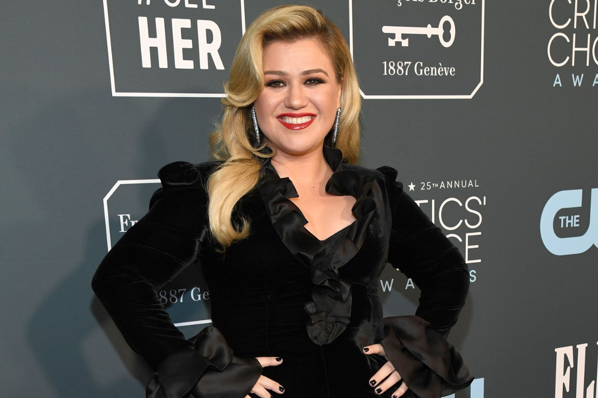 SANTA MONICA, CALIFORNIA - JANUARY 12: Kelly Clarkson attends the 25th Annual Critics' Choice Awards at Barker Hangar on January 12, 2020 in Santa Monica, California.