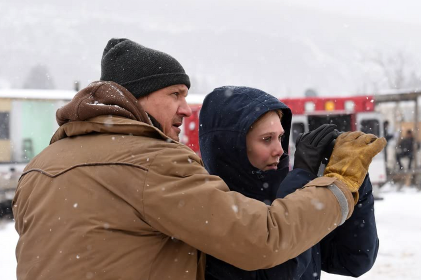 Elizabeth Olsen and Jeremy Renner in Wind River (2017)