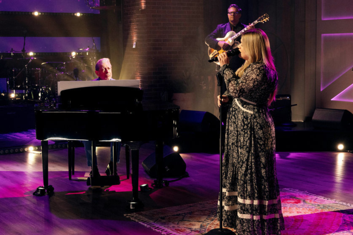 Kelly Clarkson performs on "The Kelly Clarkson Show"