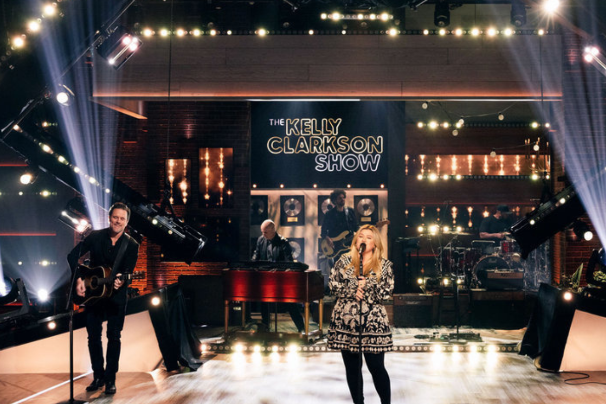 Kelly Clarkon and Charles Esten perform on "The Kelly Clarkson Show"