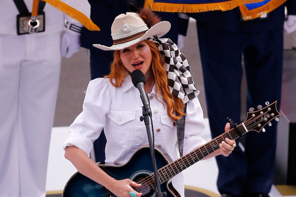 Jewel performs National Anthem at Indy 500
