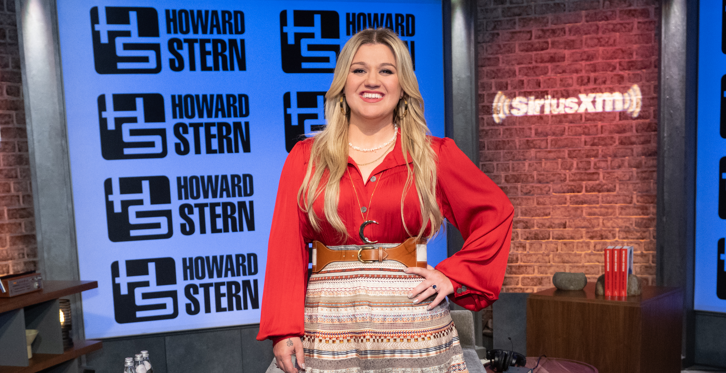 NEW YORK, NEW YORK - JUNE 21: Kelly Clarkson visits SiriusXM's 'The Howard Stern Show' at the SiriusXM Studios on June 21, 2023 in New York City.