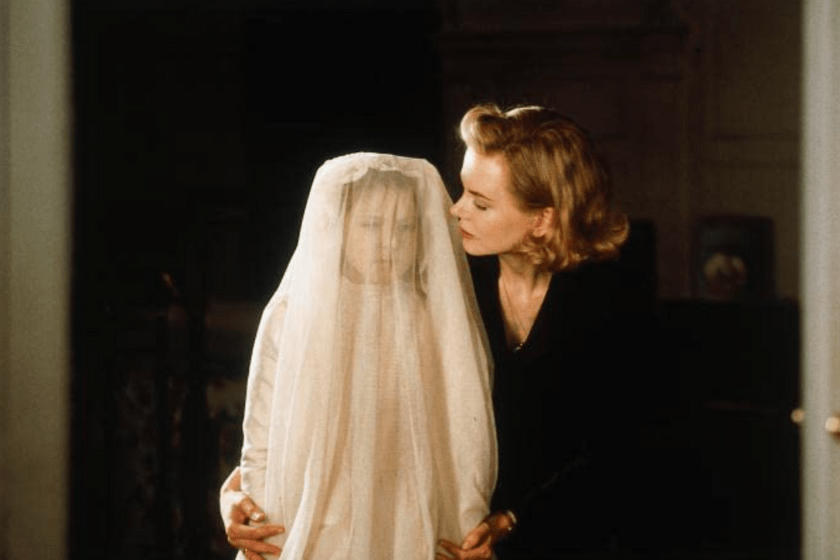 Nicole Kidman and Alakina Mann in The Others (2001)