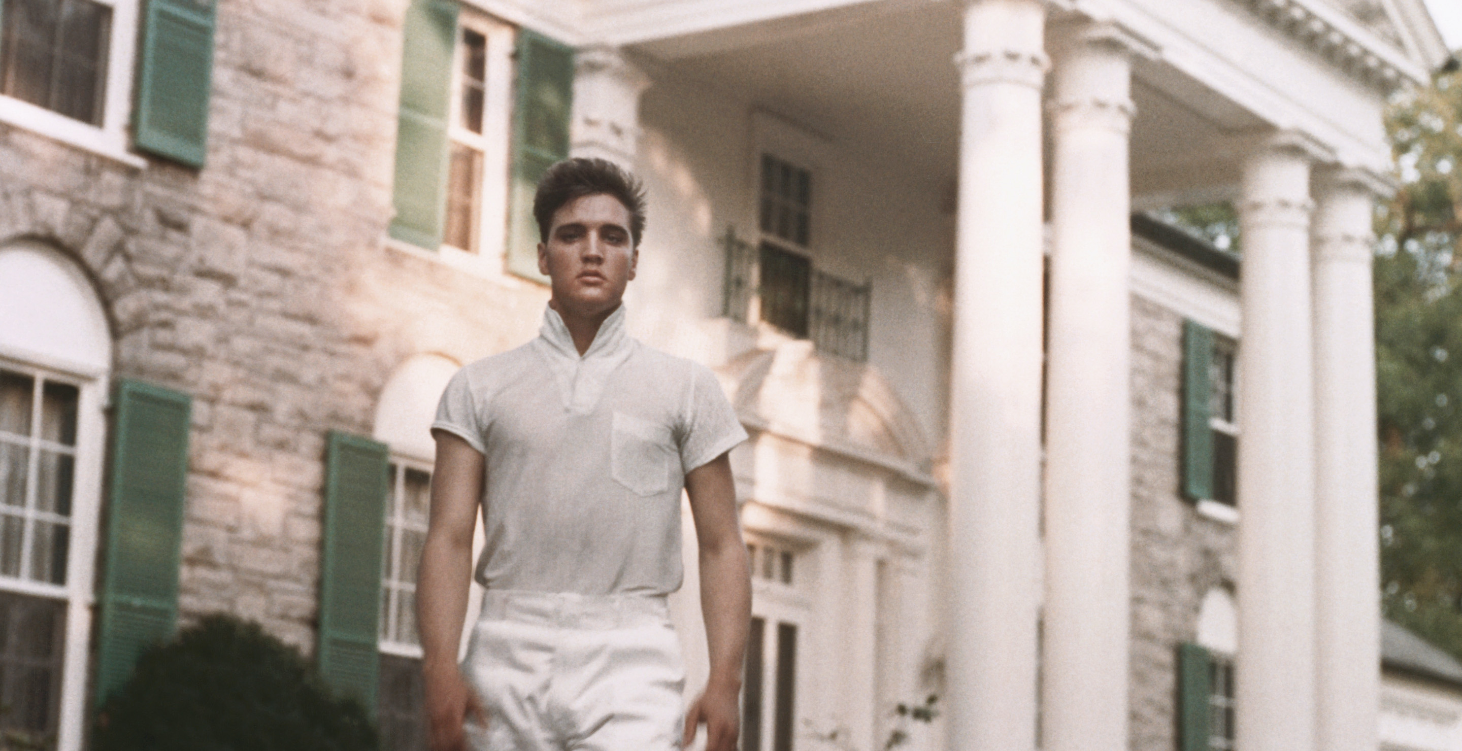 MEMPHIS, TN - CIRCA 1957: Rock and roll singer Elvis Presley strolls the grounds of his Graceland estate in circa 1957.