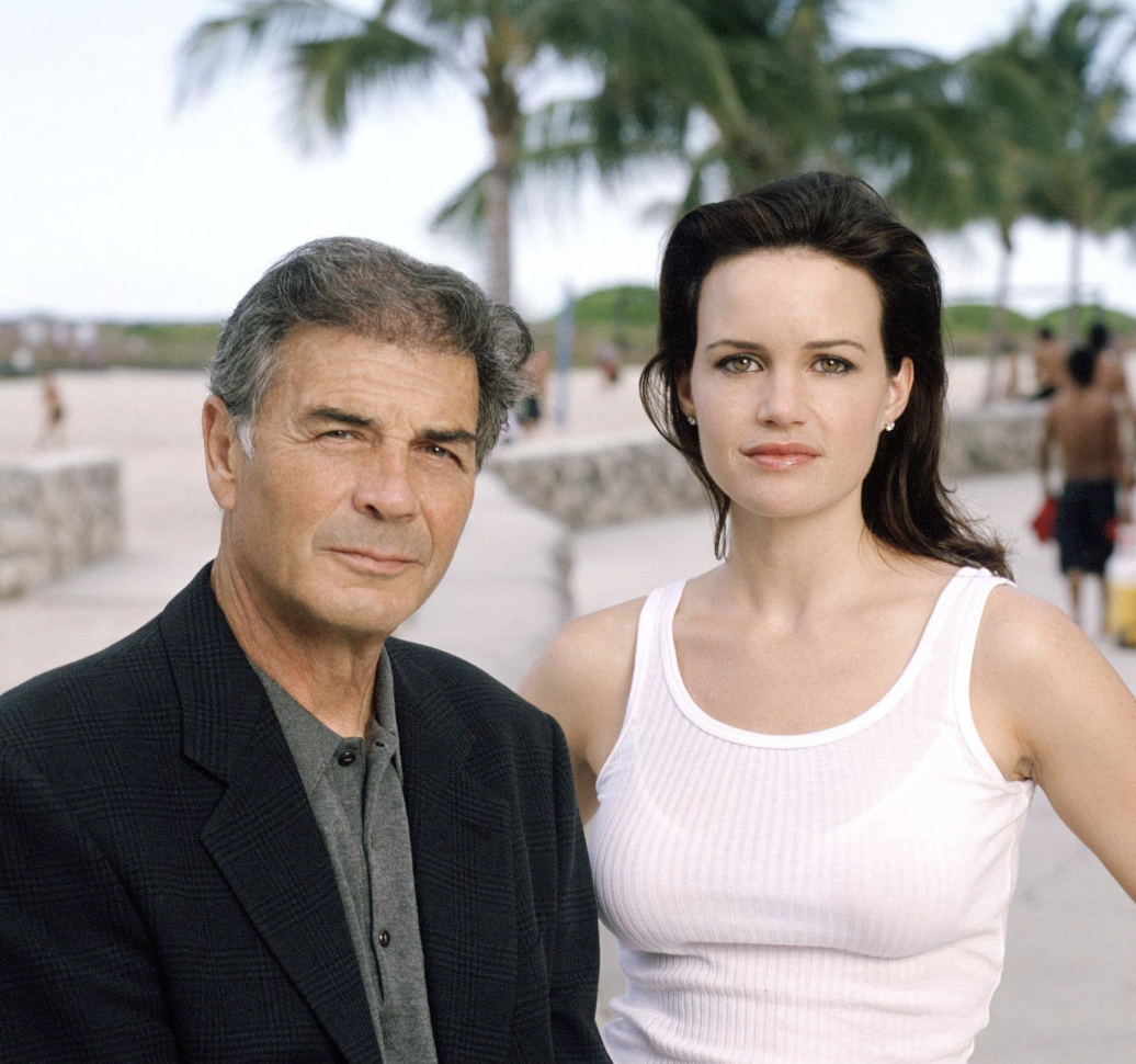 Robert Forster and Carla Gugino in Karen Sisco (2003)