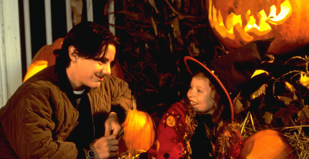 Thora Birch and Omri Katz in Hocus Pocus (1993)