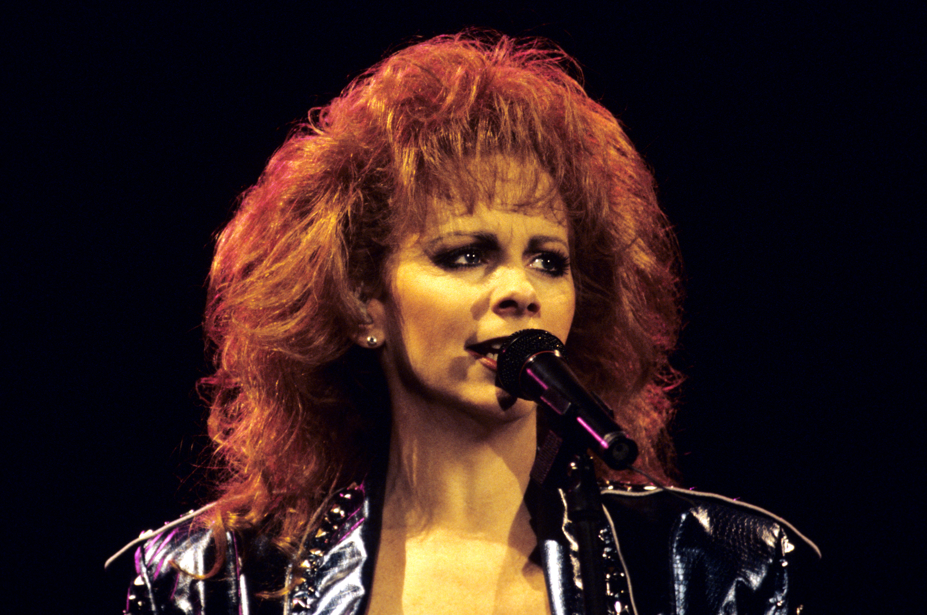 MOUNTAIN VIEW, CA - APRIL 16: Reba McEntire performs at Shoreline Amphitheatre on April 16, 1993 in Mountain View California. 