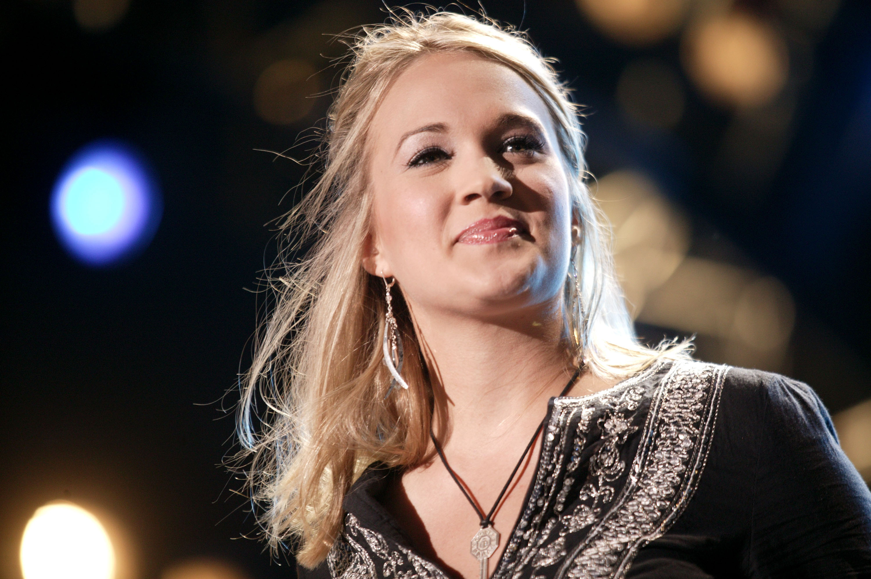 Carrie Underwood of American Idol performs with Phil Vassar