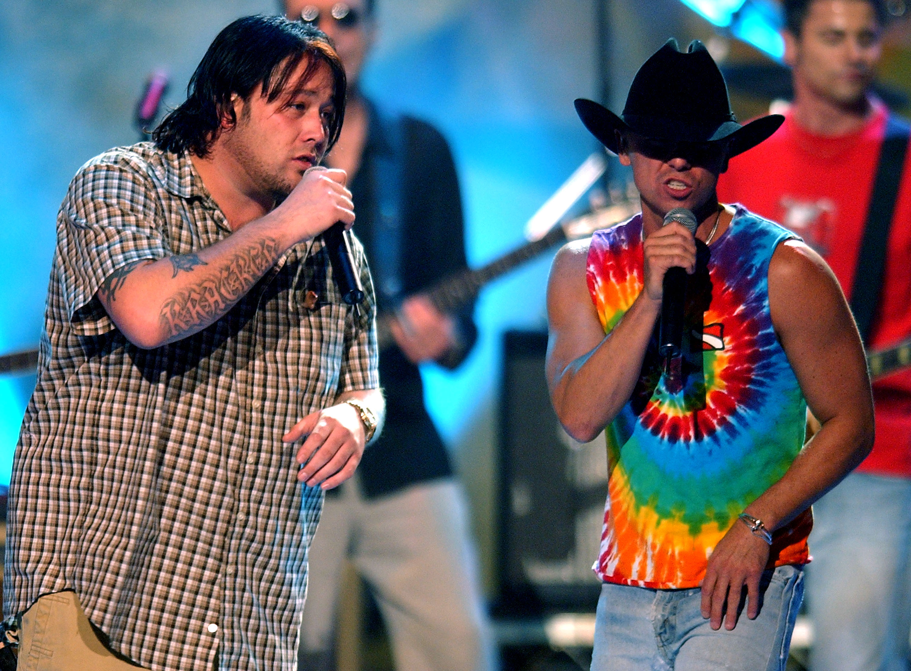Uncle Kracker and Kenny Chesney perform "When The Sun Goes Down" 