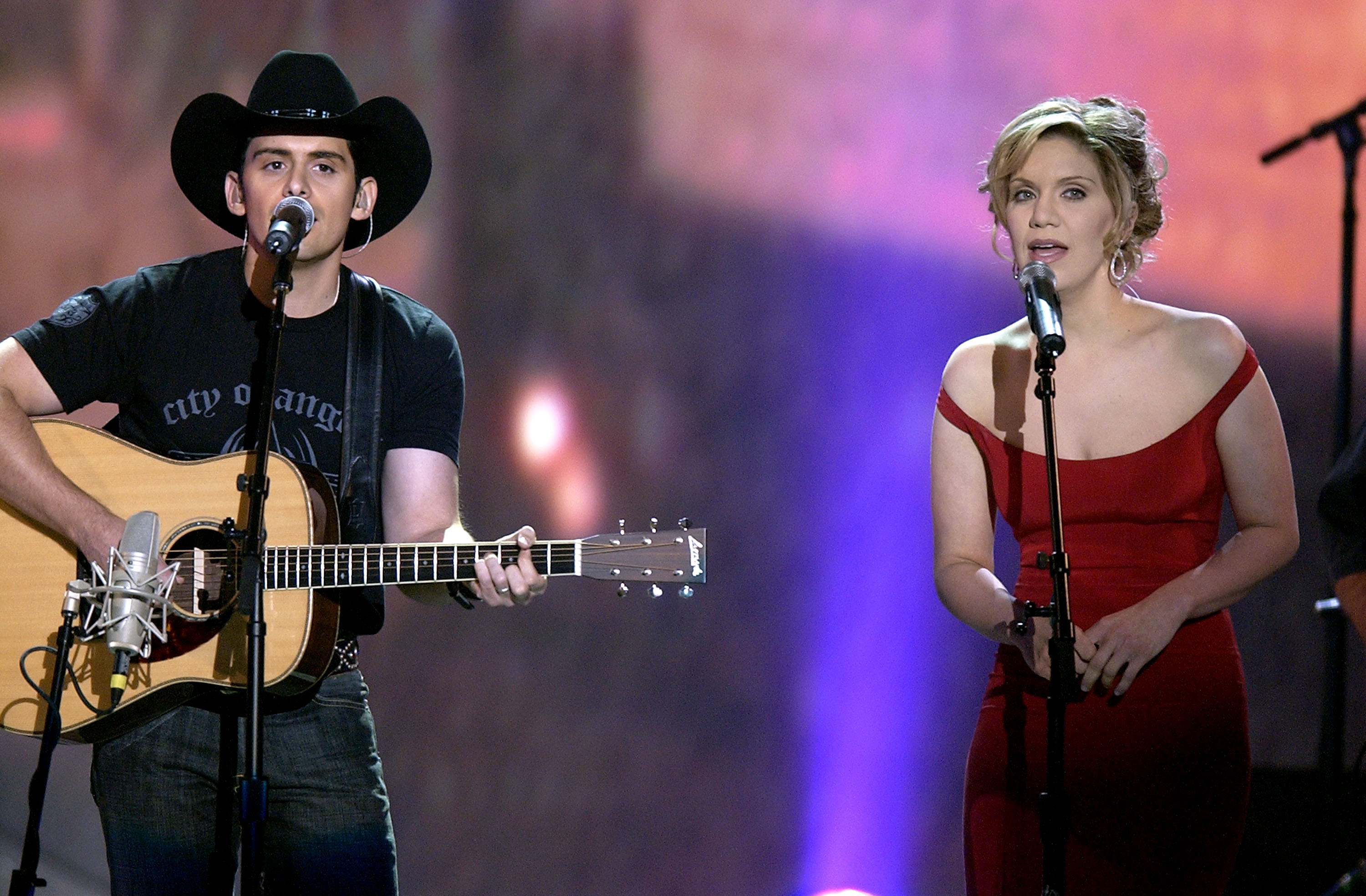 Brad Paisley and Alison Krauss perform "Whiskey Lullaby" 