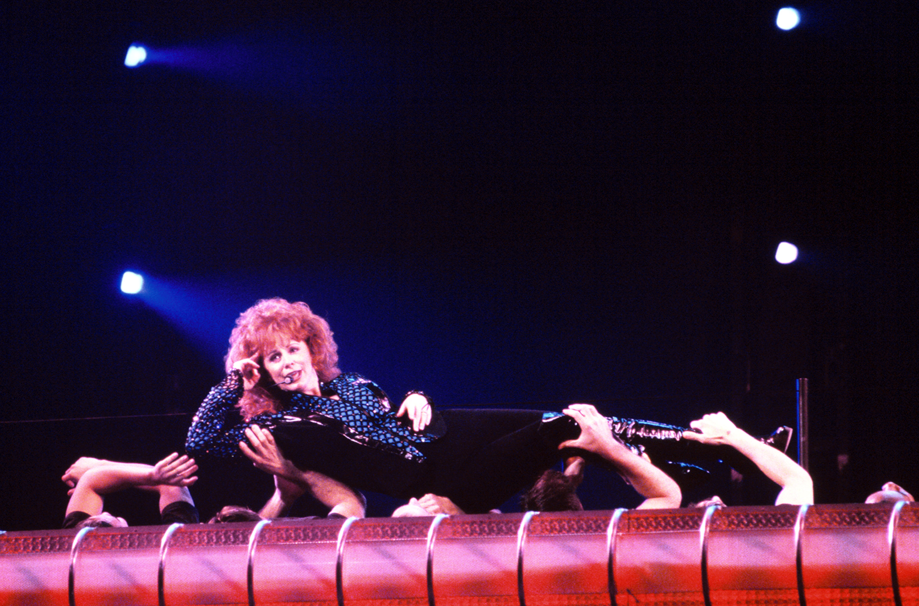 SAN JOSE, CA - DECEMBER 15: Reba McEntire performs at the H.P. Pavilion on December 15, 1995 in San Jose California. 
