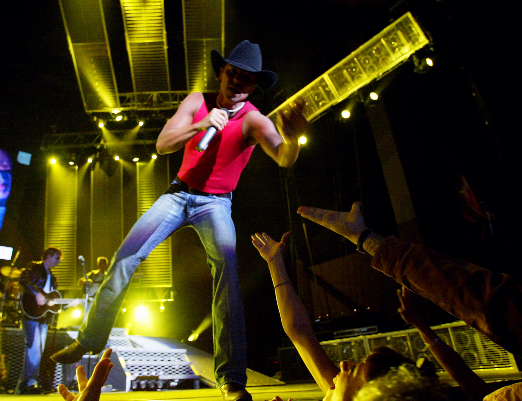 Country singer Kenny Chesney performs at Blockbuster Pavilion in Devore Saturday May 25, 2002. 