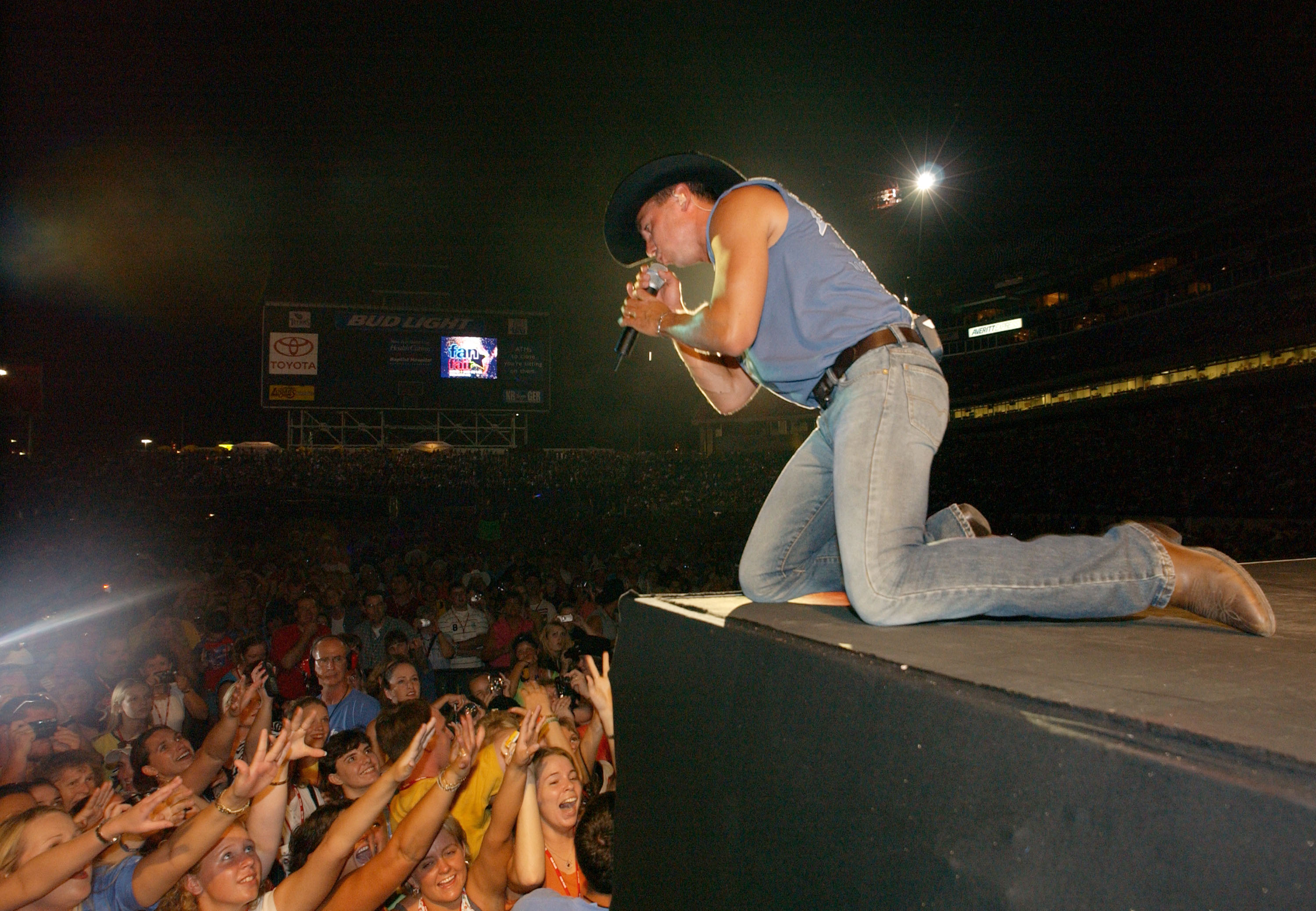 NASHVILLE, TN - JUNE 13: Kenny Chesney performs June 13, 2002 at the 31st Annual Fan Fair in Nashville, Tennessee. The four-day event is billed as the world's largest country music festival and features concerts, fan club parties and opportunities to meet the stars. 