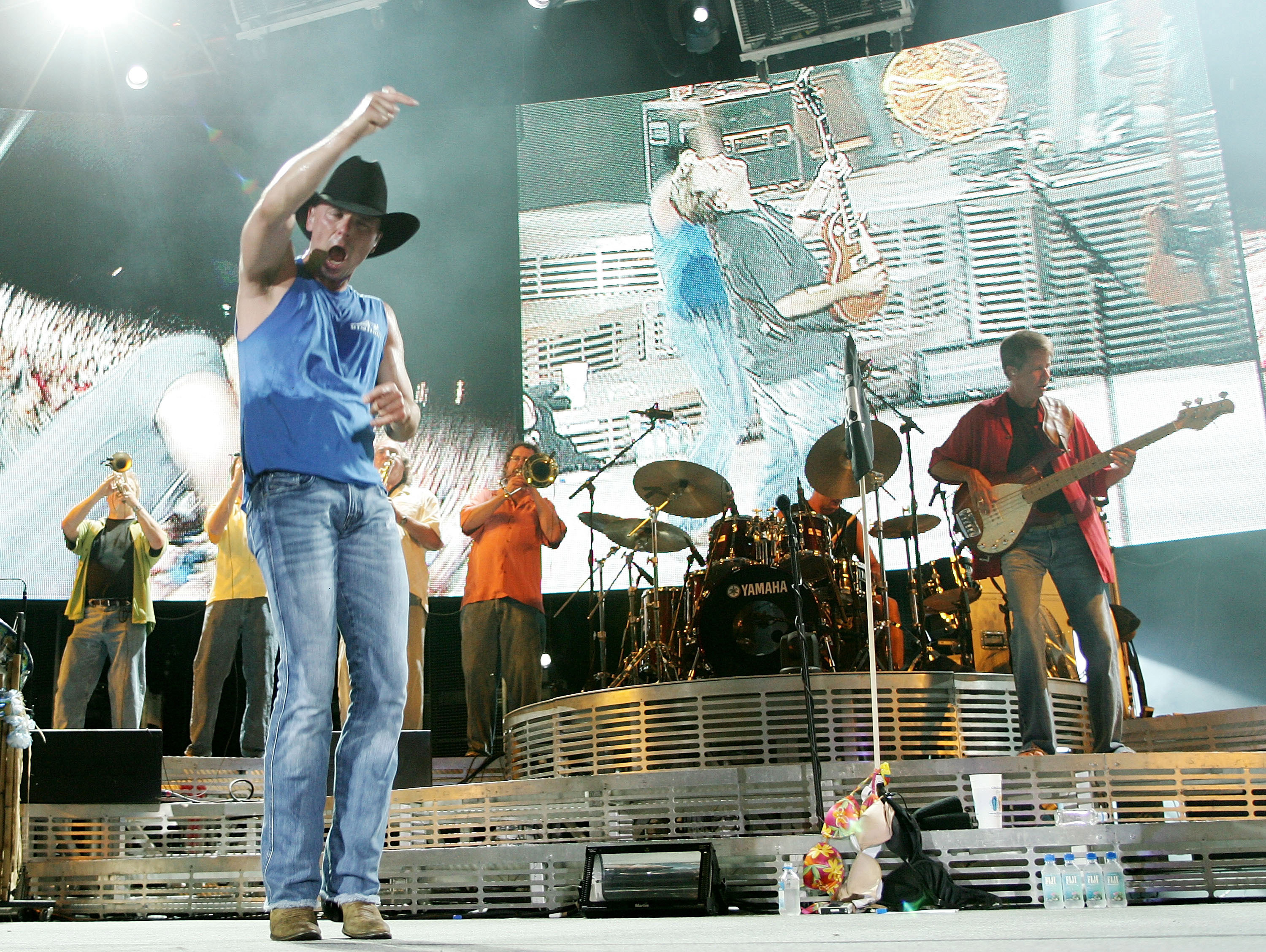BONNER SPRINGS, KS - AUGUST 09: Singer/musician Kenny Chesney performs on his "Flip-flop Summer" tour at Verizon Wireless Amphitheater on August 9, 2007 in Kansas City. 
