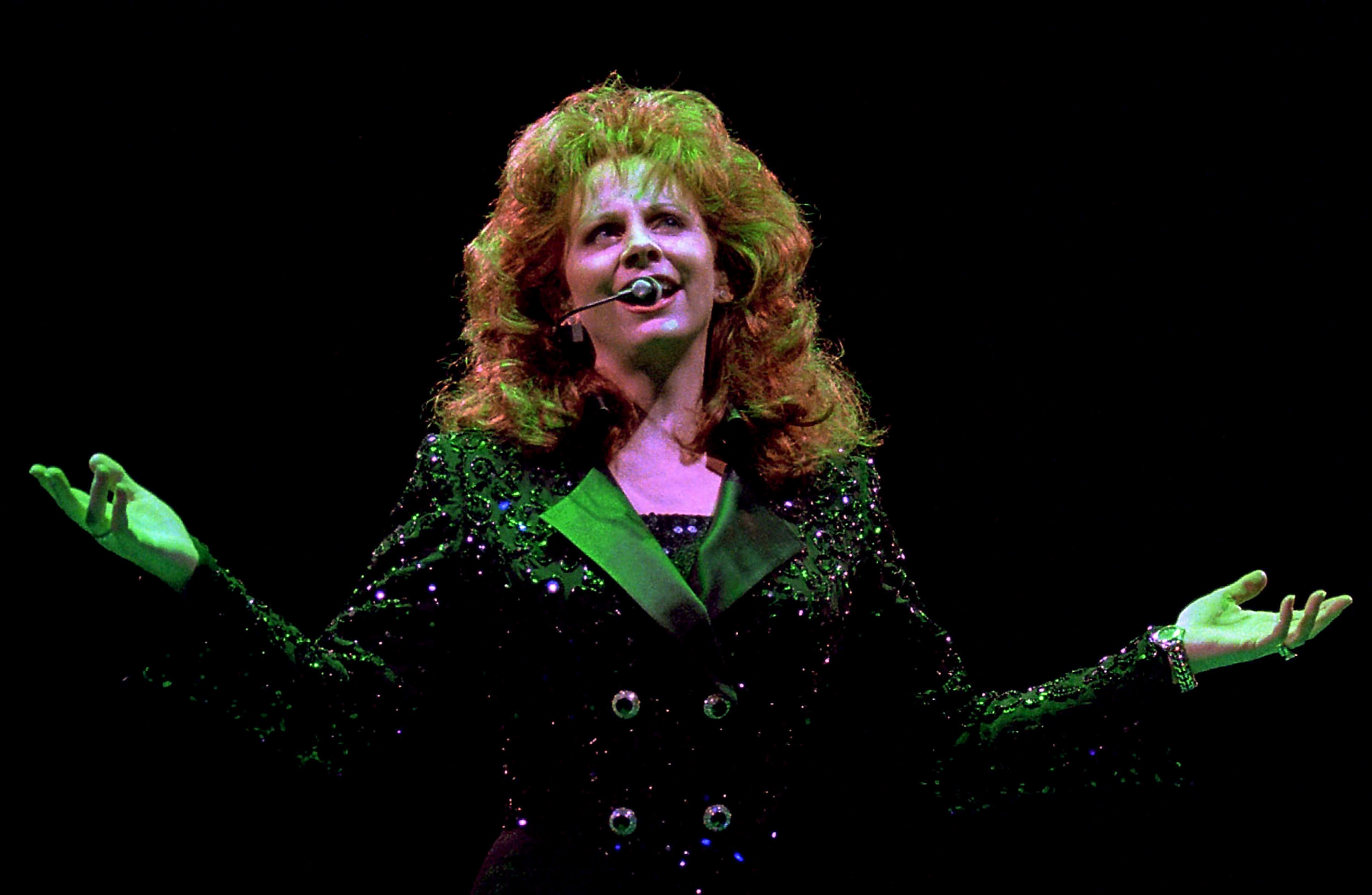 Reba McEntire performs at the Rosemont Horizon, August 25, 1997.