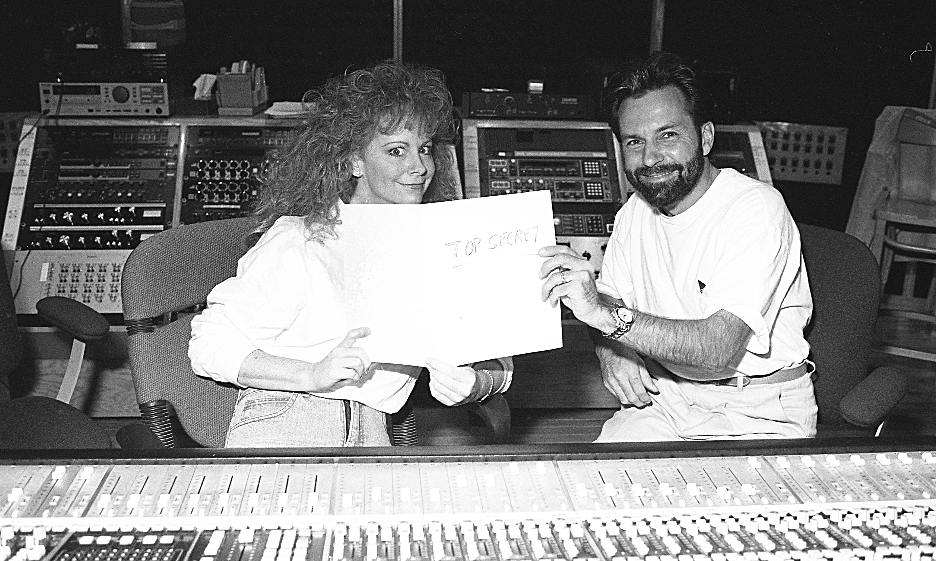 NASHVILLE - AUGUST 8: Country singer and songwriter Reba McEntire and Tony Brown in the studio on August 8, 1991 in Nashville, Tennessee. 