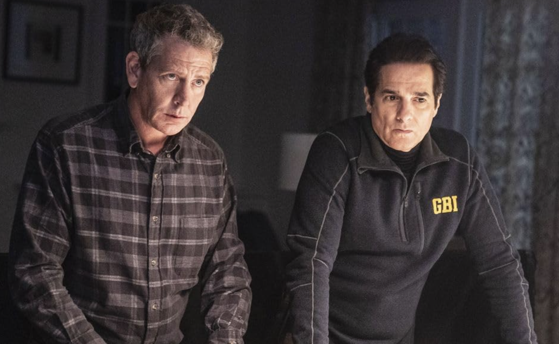 Ben Mendelsohn and Yul Vazquez in The Outsider (2020)