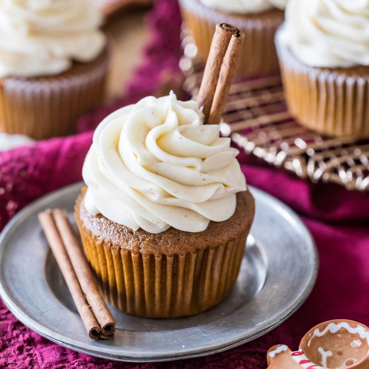 https://sugarspunrun.com/gingerbread-cupcakes