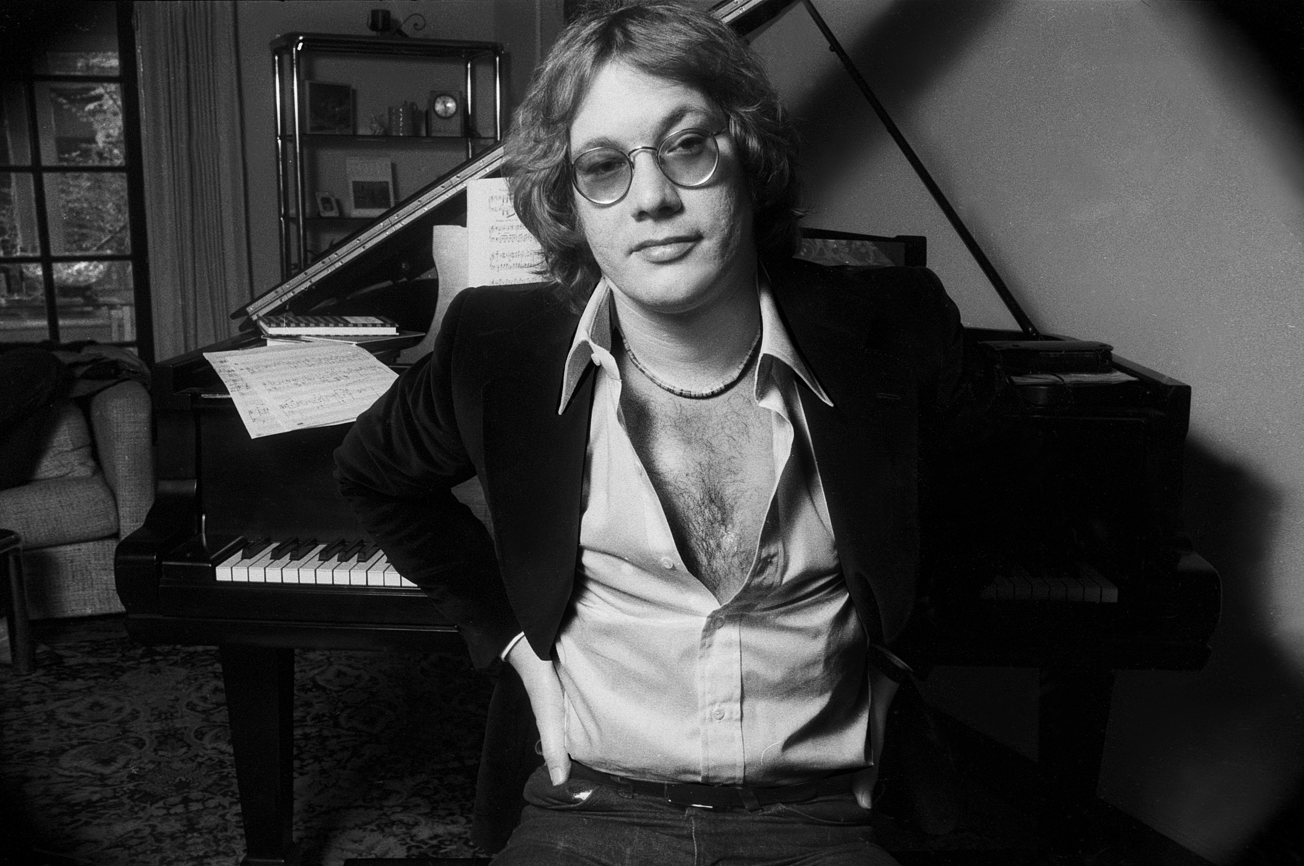 LOS ANGELES - DECEMBER 1979:  Singer songwriter Warren Zevon poses for a portrait in December 1979 in Los Angeles, California. 