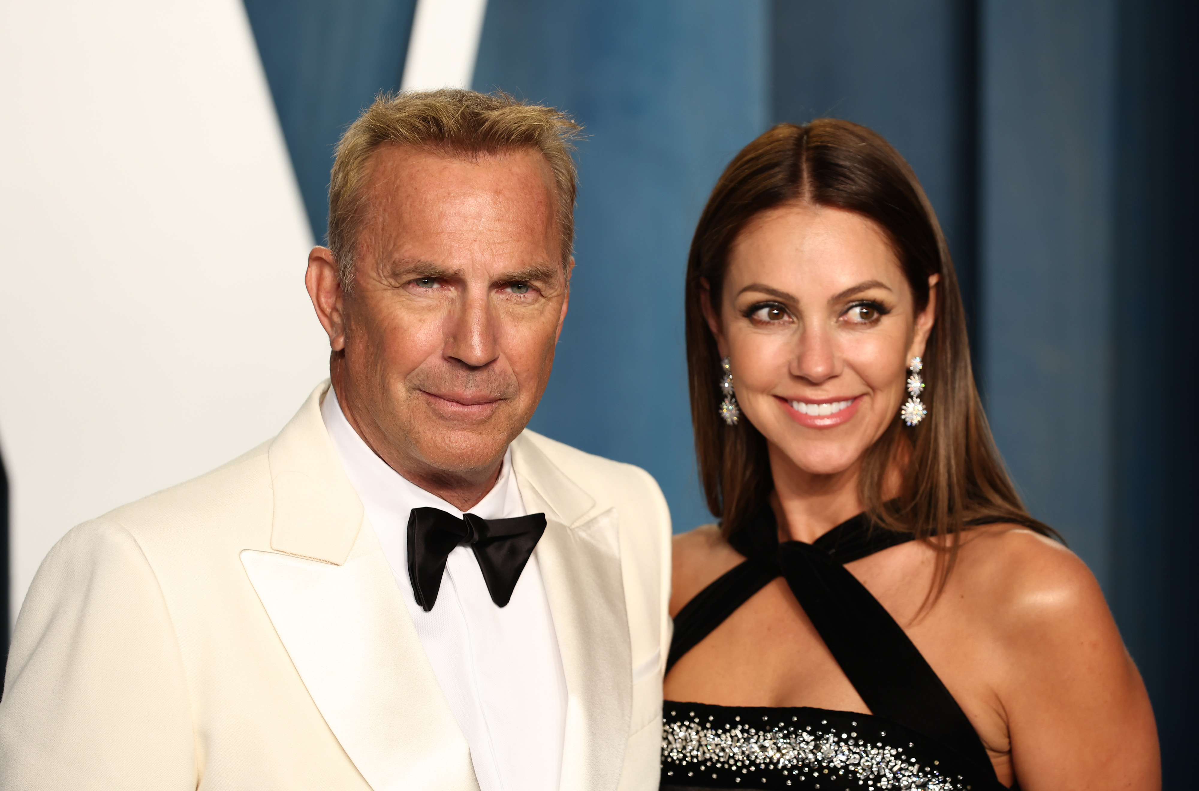 BEVERLY HILLS, CALIFORNIA - MARCH 27: (L-R) Kevin Costner and Christine Baumgartner attend the 2022 Vanity Fair Oscar Party hosted by Radhika Jones at Wallis Annenberg Center for the Performing Arts on March 27, 2022 in Beverly Hills, California