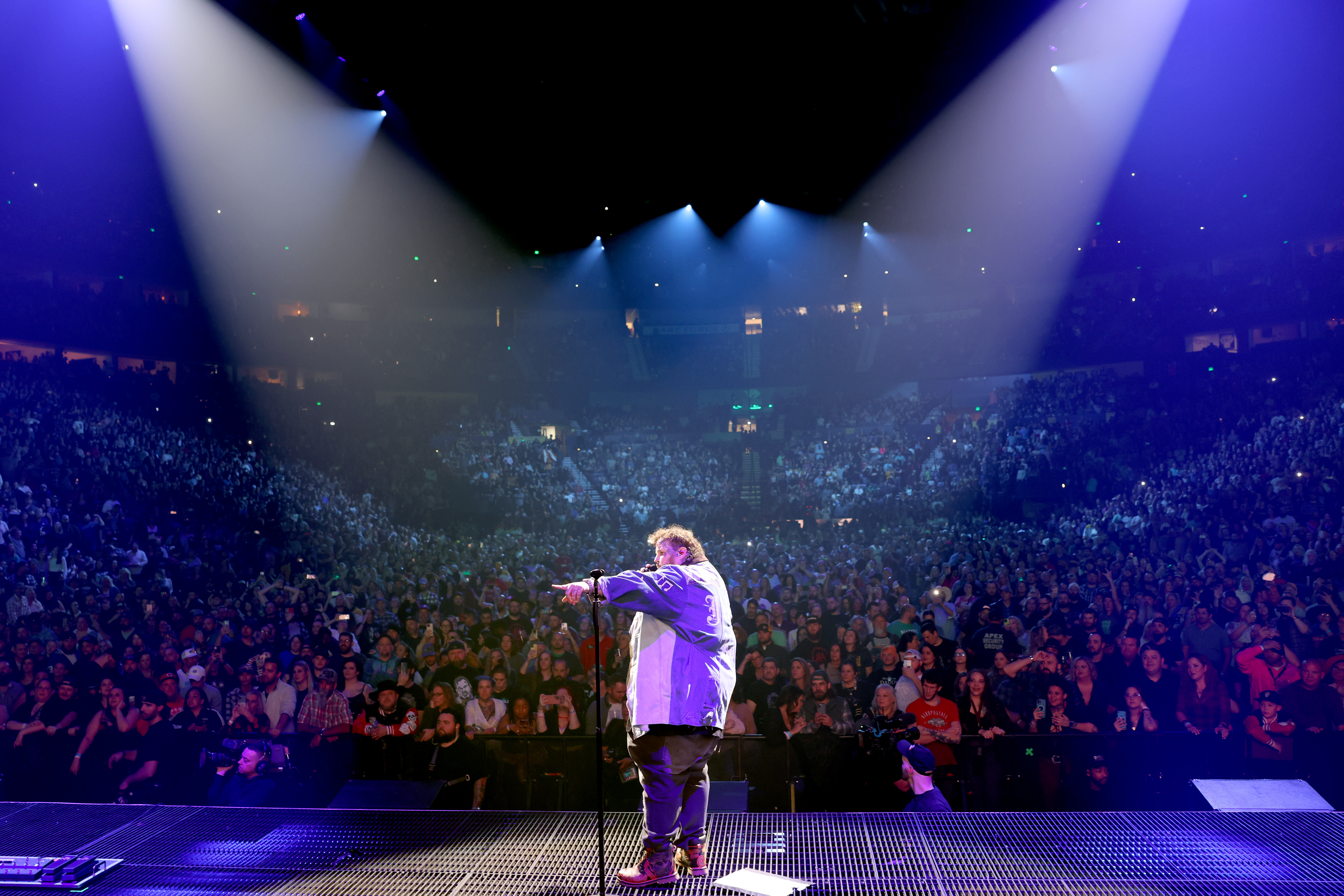 NASHVILLE, TENNESSEE - DECEMBER 09: Jelly Roll performs onstage at Bridgestone Arena on December 09, 2022 in Nashville, Tennessee. 