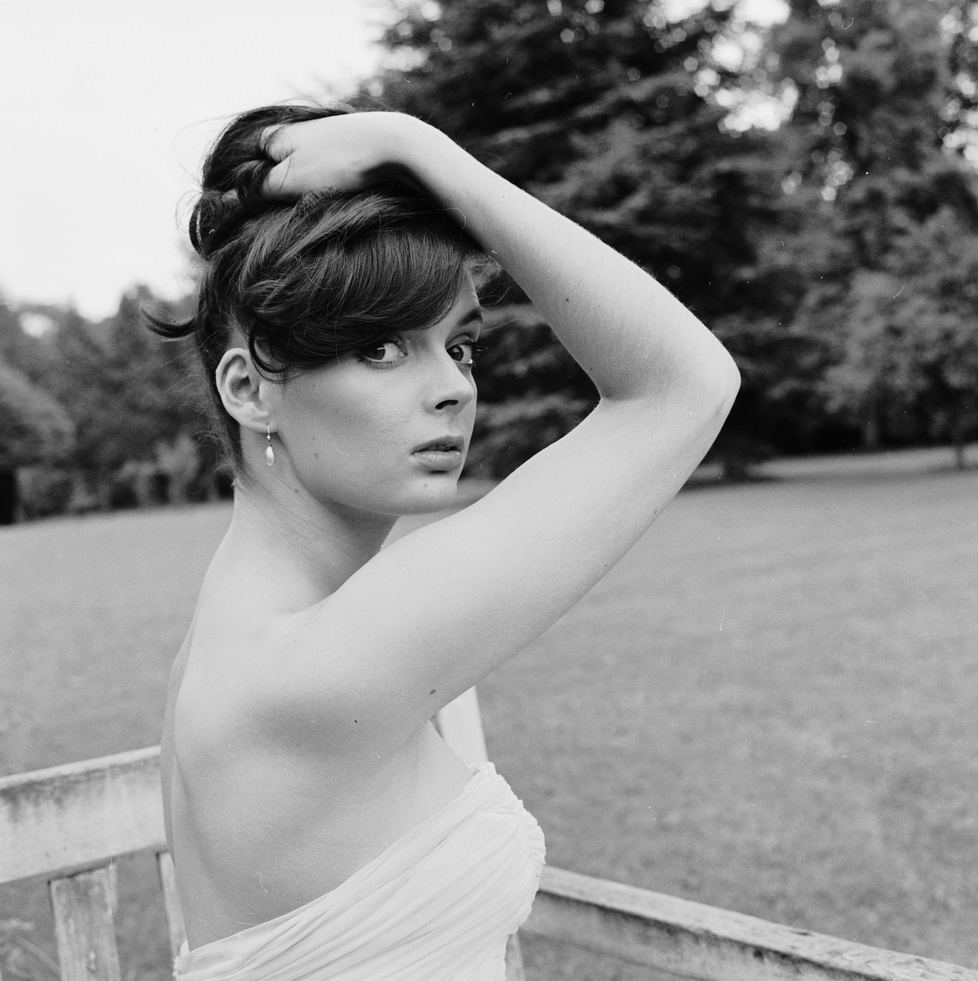August 1958: British actress Barbara Steele strikes a sexy pose outside Pinewood Studios. 