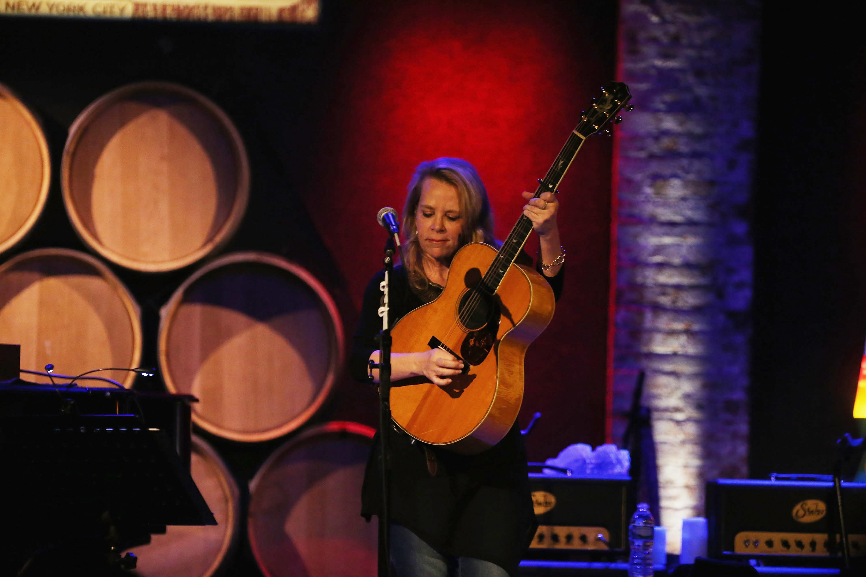 NEW YORK, NY - JANUARY 16: Mary Chapin Carpenter performs at City Winery on January 16, 2016 in New York City. 