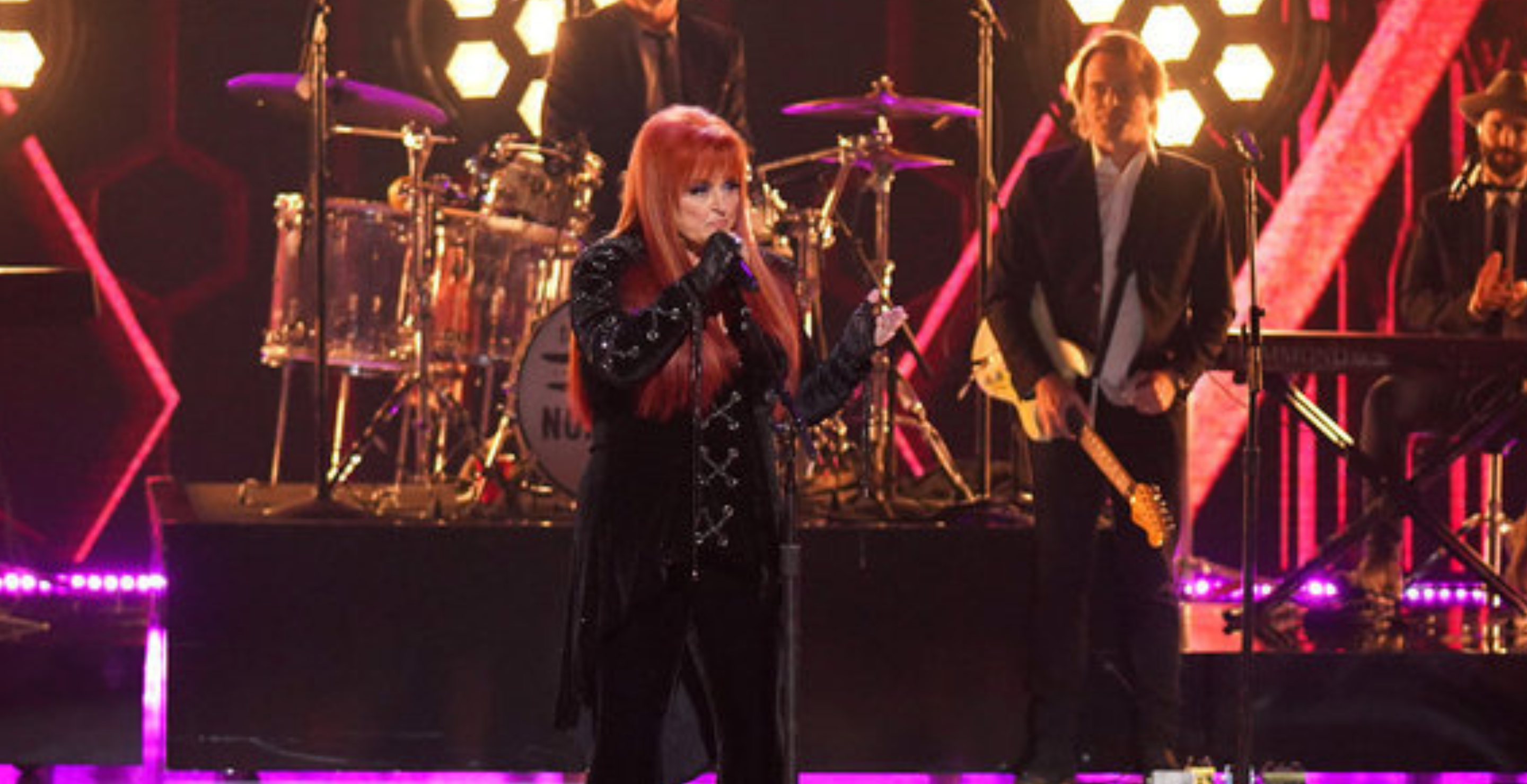 Wynonna accepts Country Champion Award at People's Choice Country Awards
