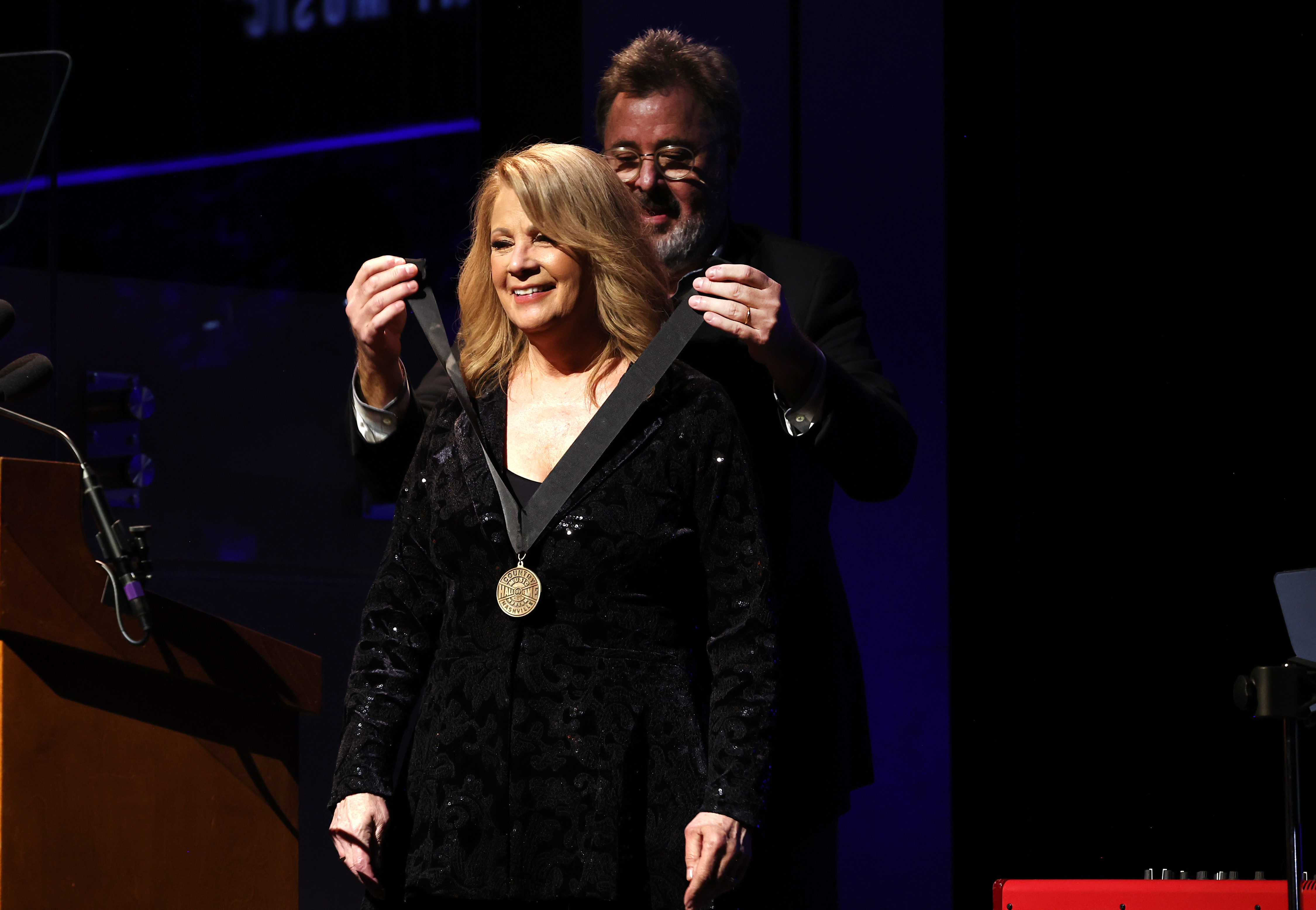 NASHVILLE, TENNESSEE - OCTOBER 22: (EDITORIAL USE ONLY) (L-R) Honoree, Patty Loveless and Vince Gill seen onstage during the Class of 2023 Medallion Ceremony at Country Music Hall of Fame and Museum on October 22, 2023 in Nashville, Tennessee. 