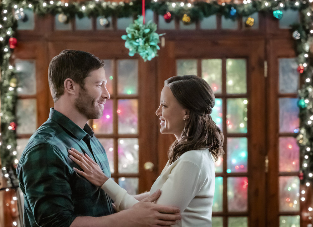 Beth is a concert violinist who tutors the daughter Sean Grant, a reclusive Country music star, to prep her for the holiday concert. Along the way, they are joined through the connective power of music. Photo: Luke Macfarlane, Heather Hemmens 