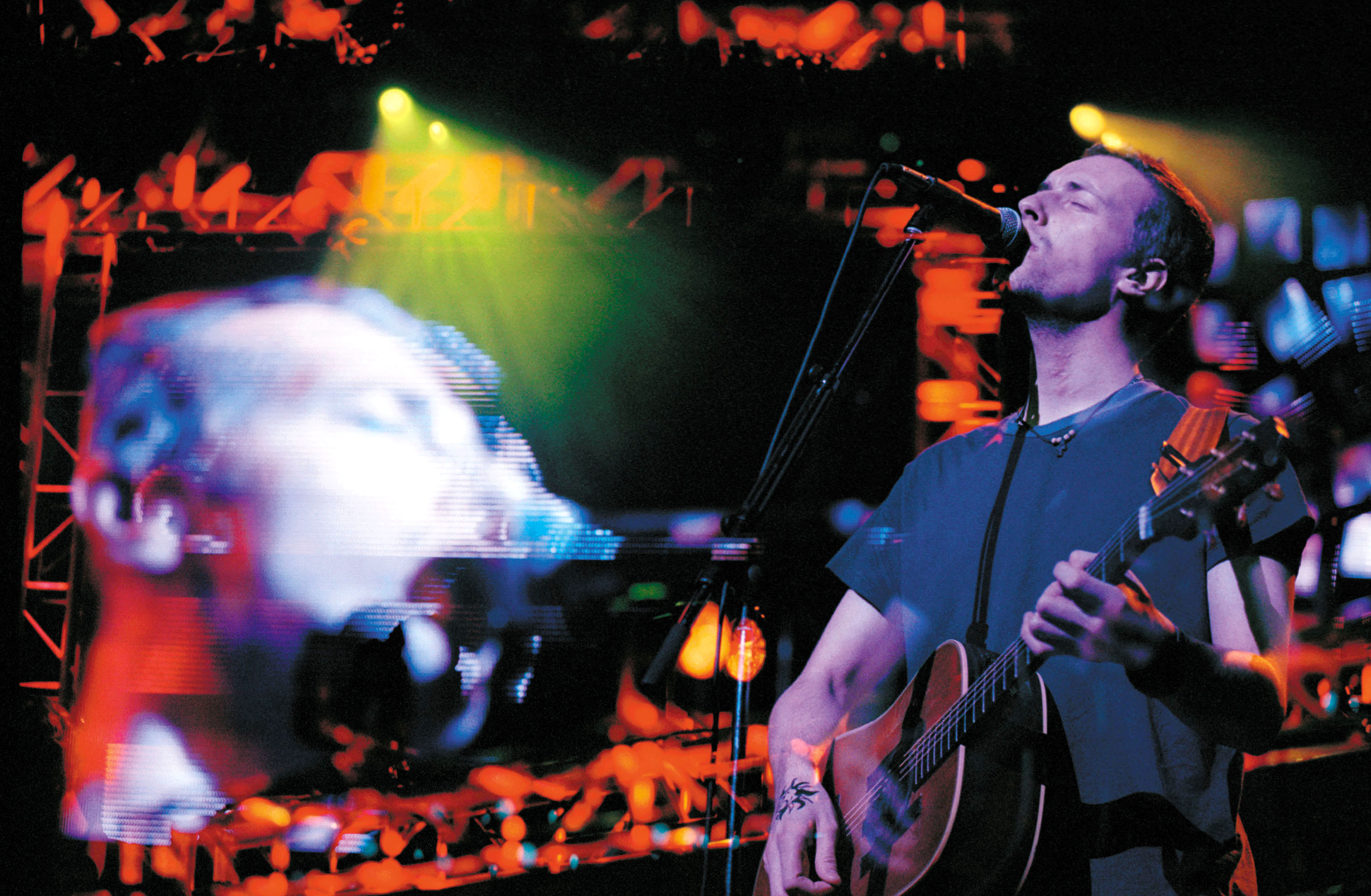 391699 05: Coldplay vocalist Chris Martin performs December 16, 2000 at the KROQ Almost Acoustic Christmas concert at the Universal Amphitheater in Universal City, CA. 
