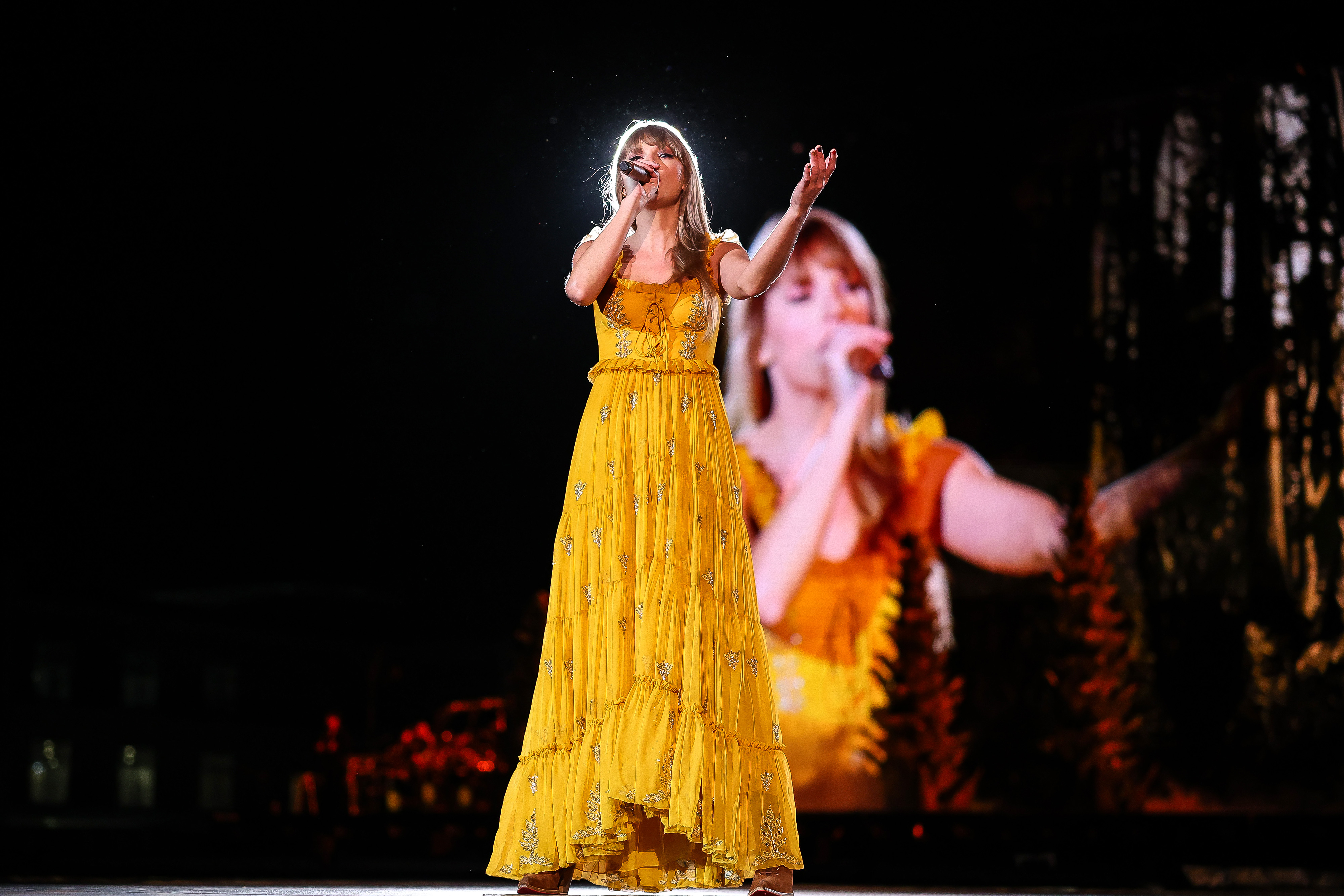 MEXICO CITY, MEXICO - AUGUST 24: EDITORIAL USE ONLY. NO BOOK COVERS. Taylor Swift performs onstage during the "Taylor Swift | The Eras Tour" at Foro Sol on August 24, 2023 in Mexico City, Mexico.