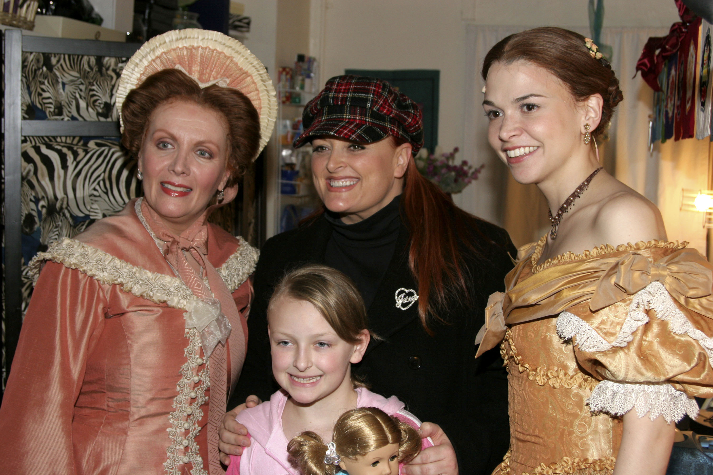 Maureen McGovern, Wynonna Judd, daughter Grace and Sutton Foster