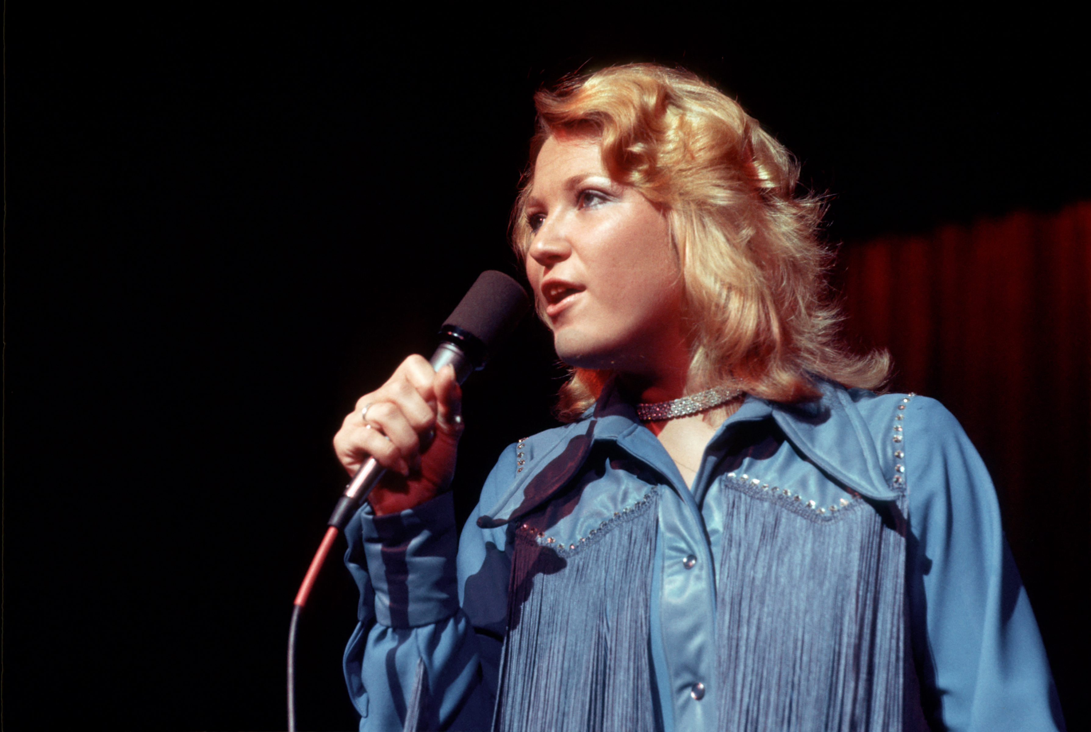 SANTA CLARITA, CA - JULY 1975: Country singer Tanya Tucker performs at Magic Mountain in July 1975 in Valencia in Santa Clarita, California 
