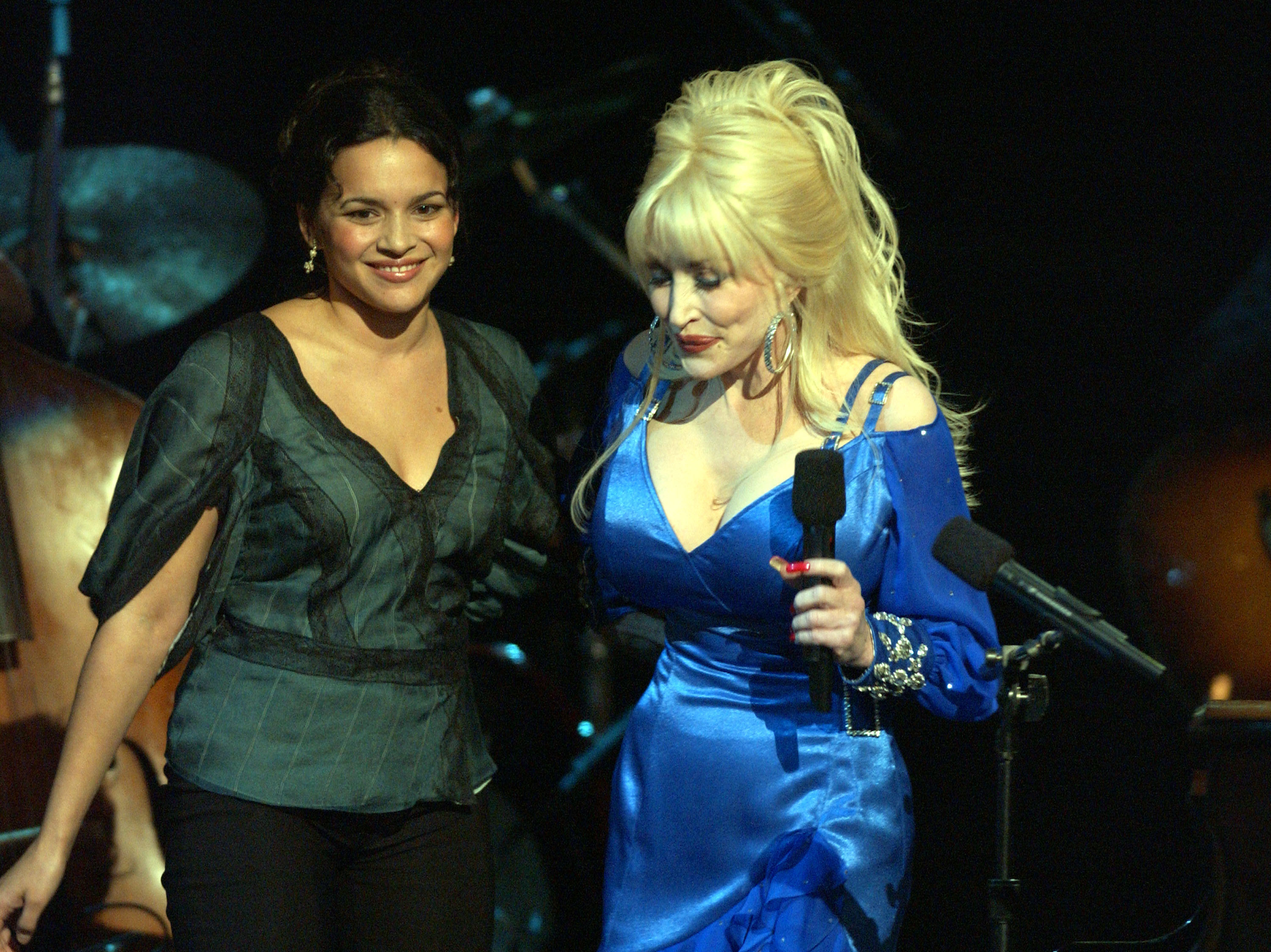 Norah Jones and Dolly Parton perform a duet of the song "The Grass Is Blue" 