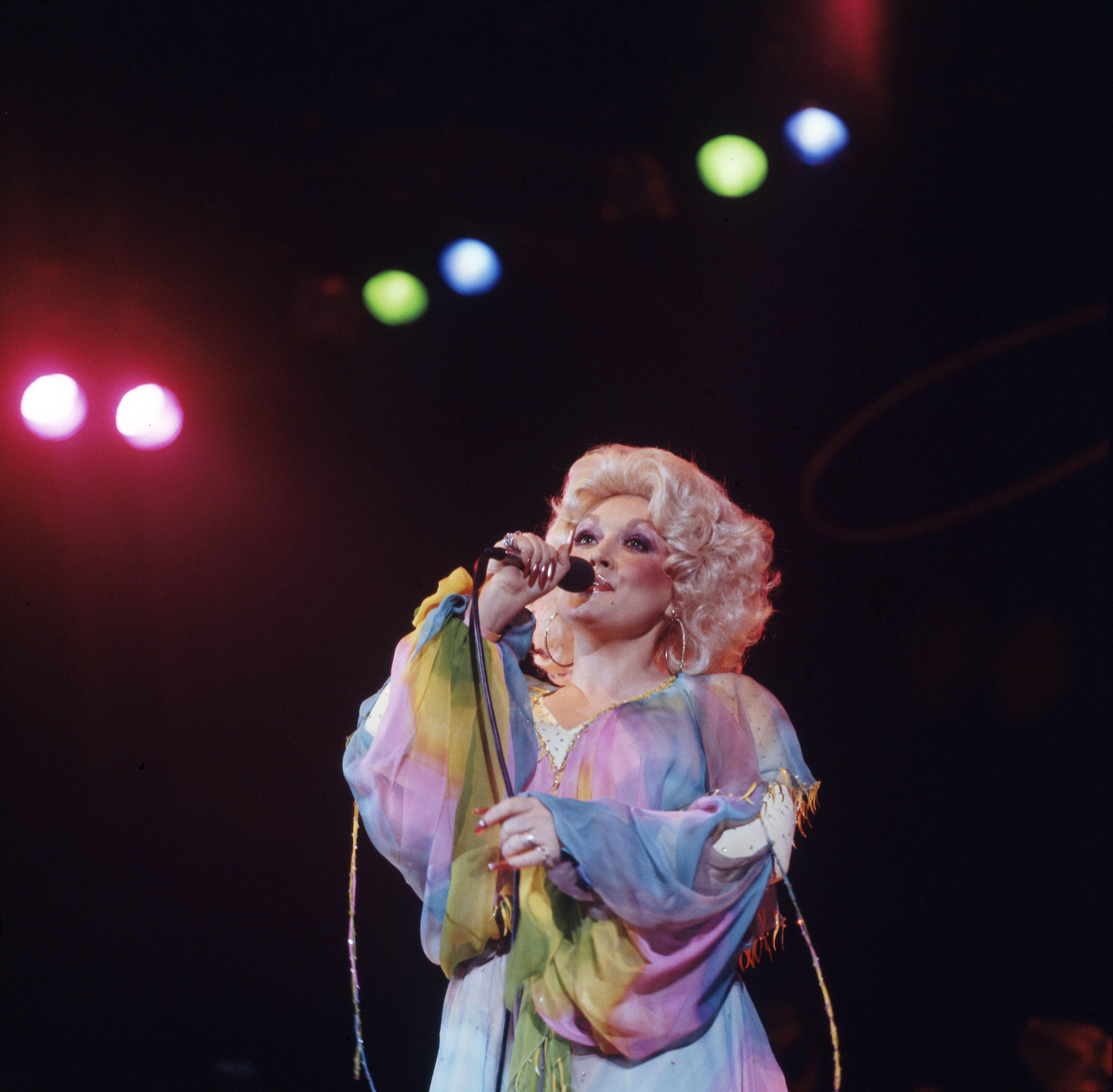 UNITED KINGDOM - NOVEMBER 20: HAMMERSMITH ODEON Photo of Dolly PARTON, Dolly Parton performing on stage