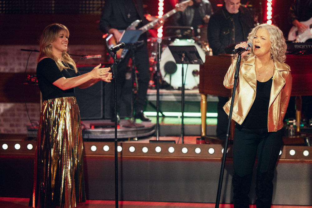 THE KELLY CLARKSON SHOW -- Episode 7I029 -- Pictured: (l-r) Kelly Clarkson, Lacey Schaffer Thomas --