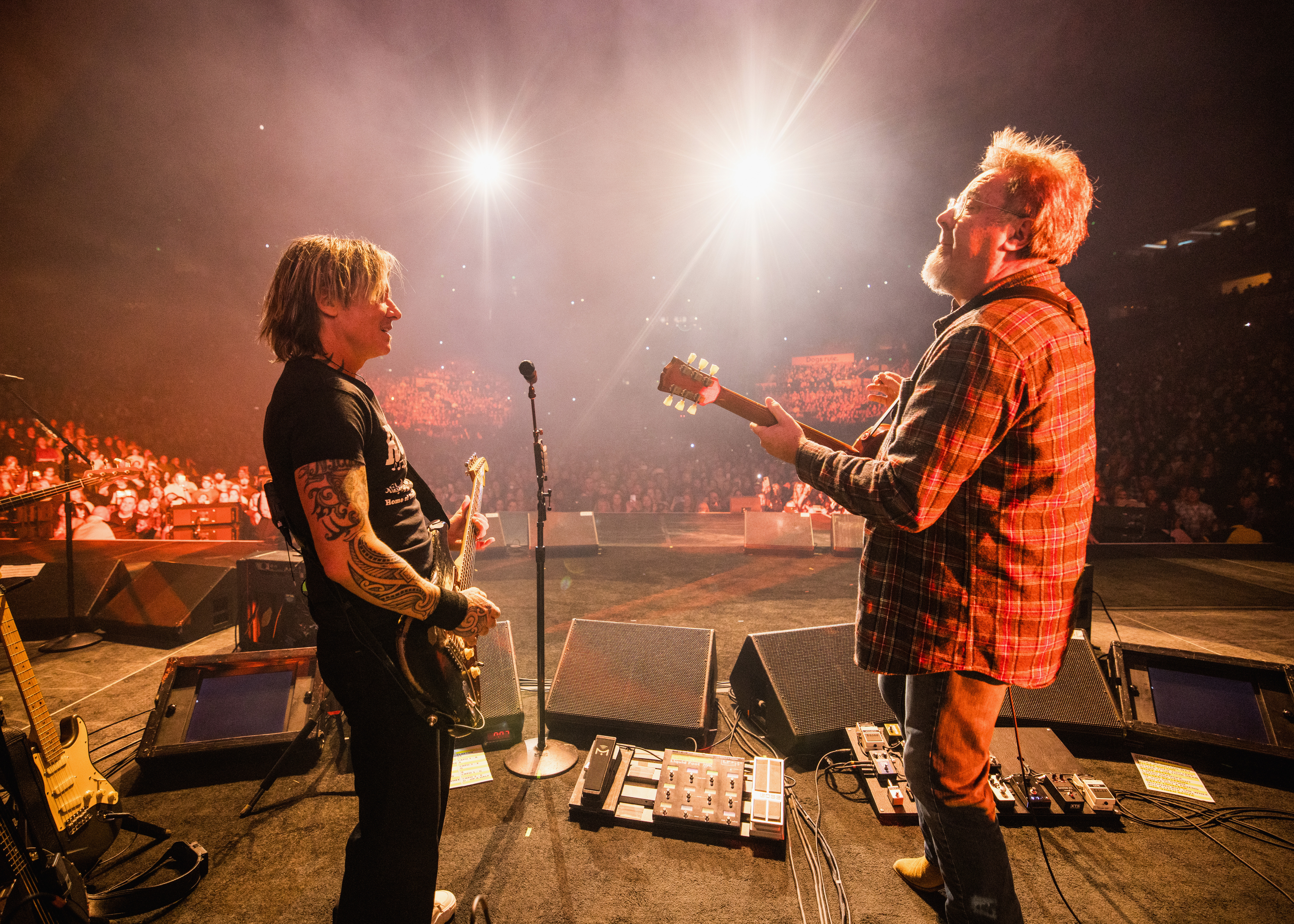  (L-R) Keith Urban and Vince Gill perform onstage for All for the Hall, a concert benefiting the Country Music Hall of Fame and Museum at Bridgestone Arena on December 05, 2023 in Nashville, Tennessee. (Photo by John Shearer/Getty Images for the Country Music Hall of Fame and Museum)