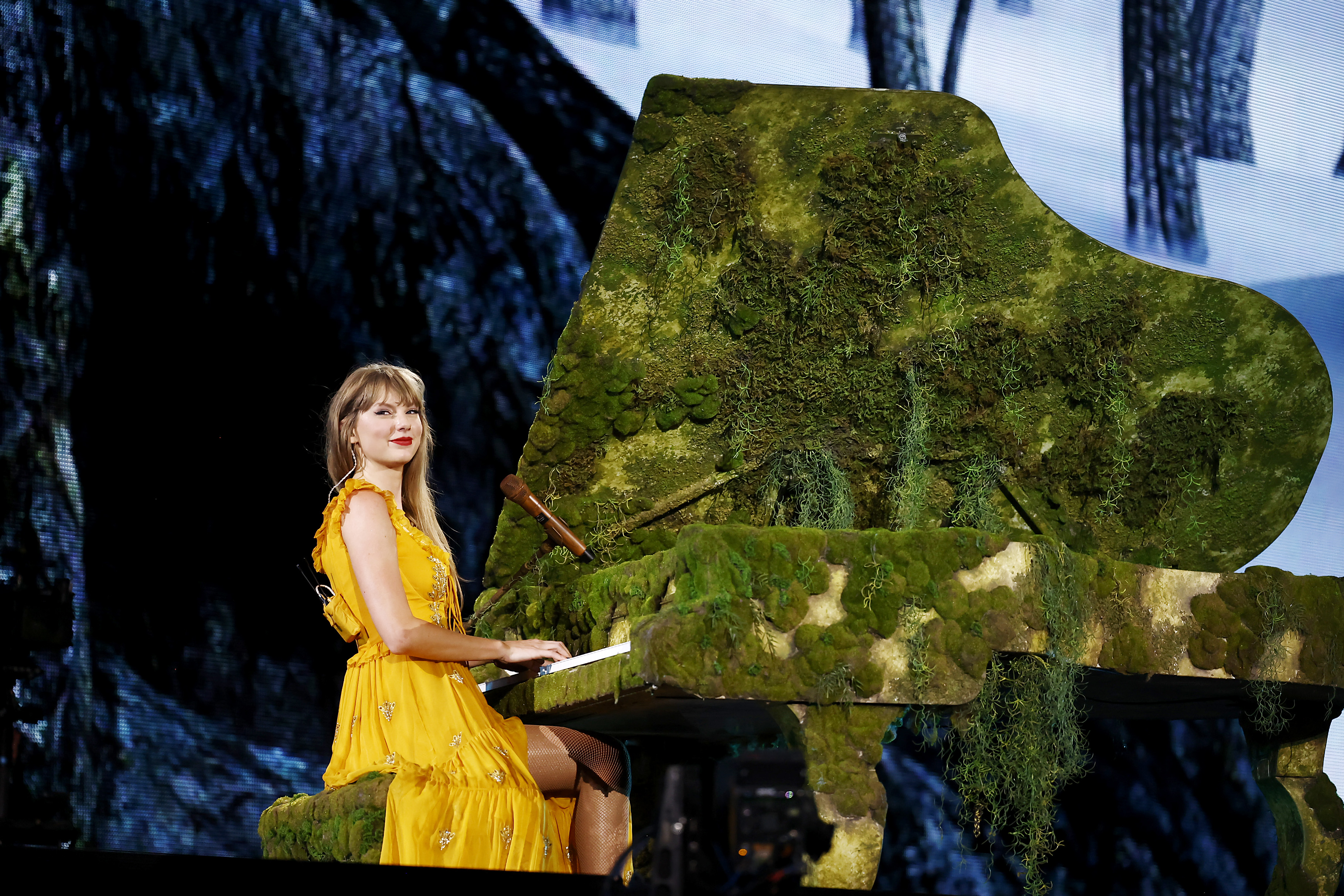 INGLEWOOD, CALIFORNIA - AUGUST 03: EDITORIAL USE ONLY. NO BOOK COVERS. Taylor Swift performs onstage during "Taylor Swift | The Eras Tour" at SoFi Stadium on August 03, 2023 in Inglewood, California.