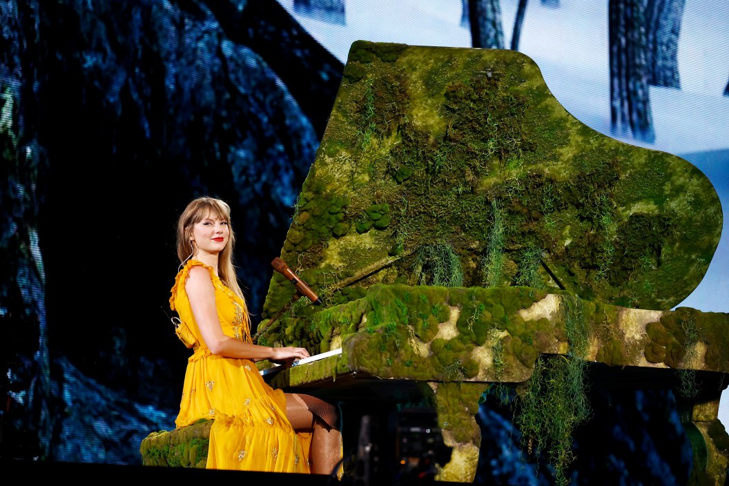 INGLEWOOD, CALIFORNIA - AUGUST 03: EDITORIAL USE ONLY. NO BOOK COVERS. Taylor Swift performs onstage during "Taylor Swift | The Eras Tour" at SoFi Stadium on August 03, 2023 in Inglewood, California.