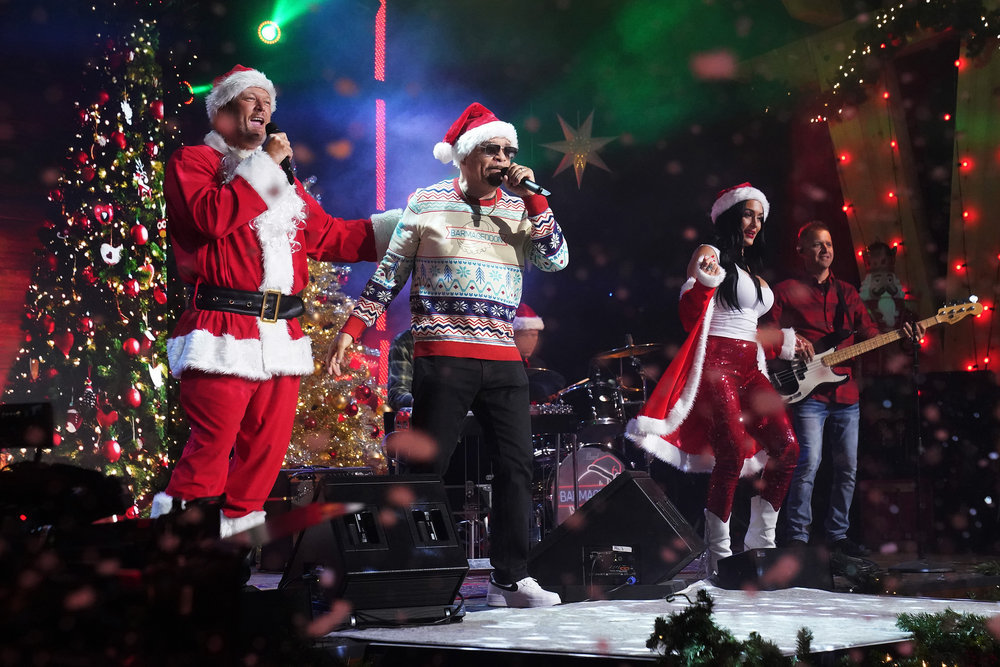 BARMAGEDDON -- "Blake Shelton’s Holiday Bartacular ft. Ice T" Episode 207 -- Pictured: (l-r) Blake Shelton, Ice T, Nikki Bella --