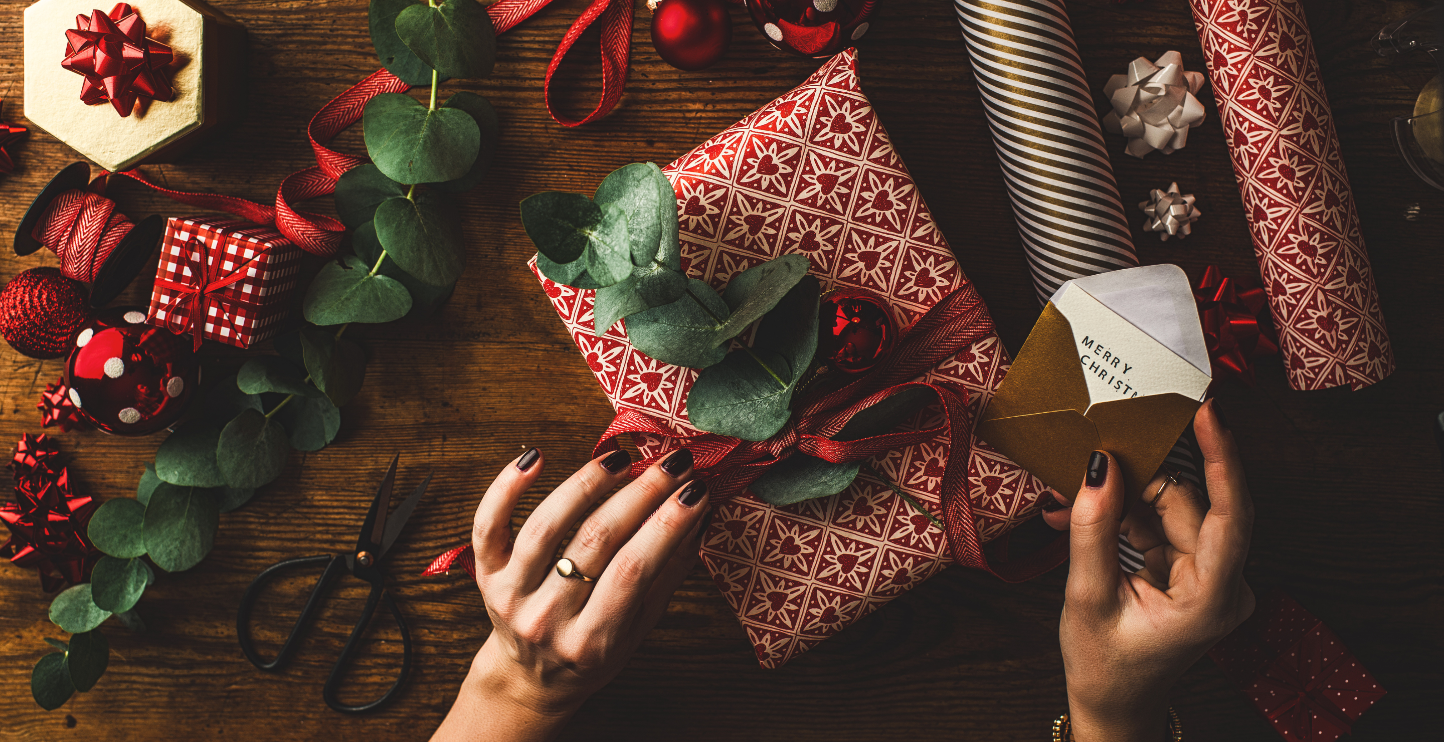 how to wrap a Christmas present