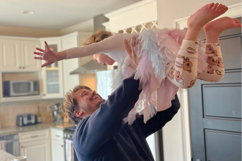 Jason Ritter and his daughter